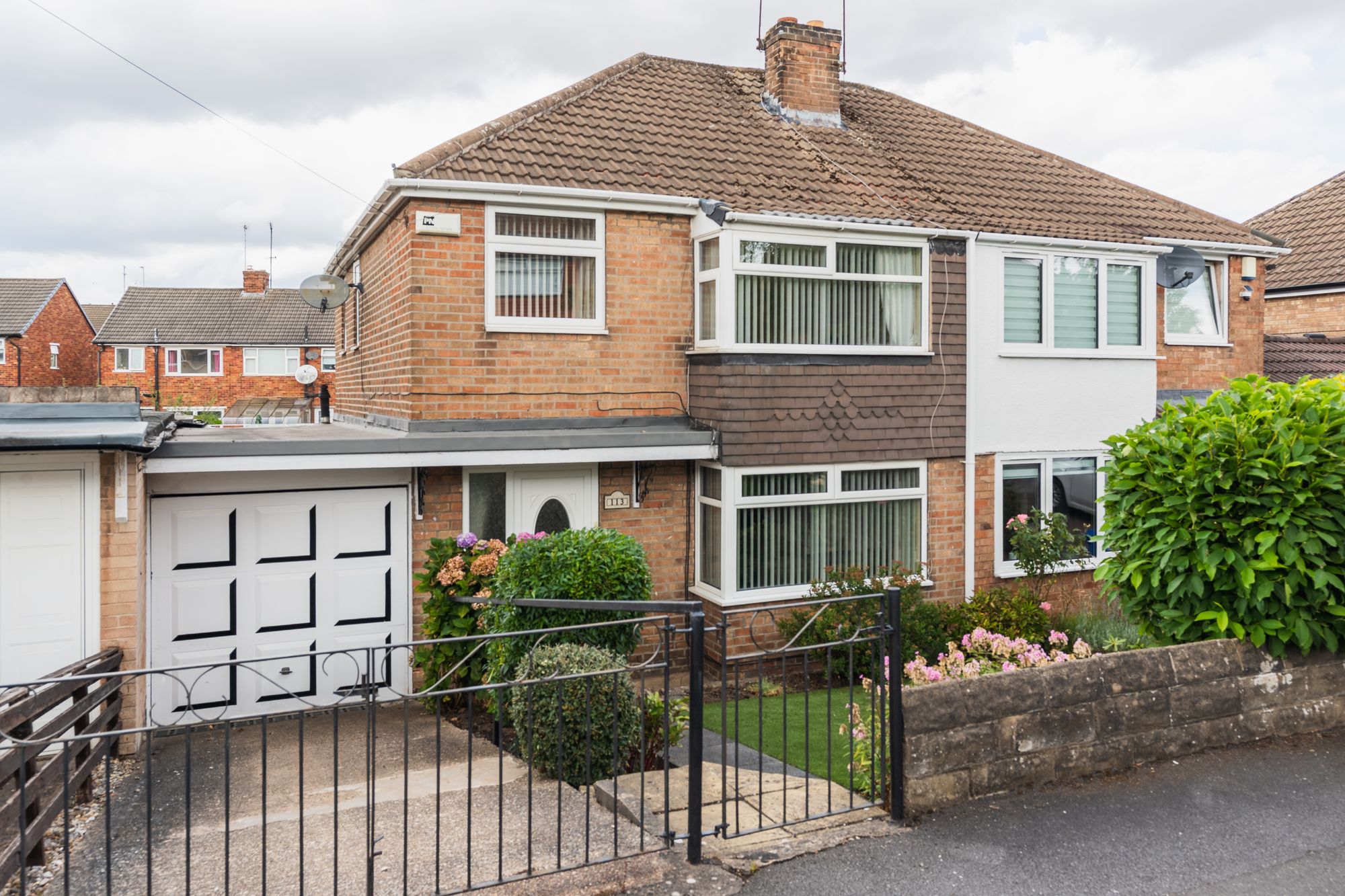 3 bedroom Semi-detached house Under Offer