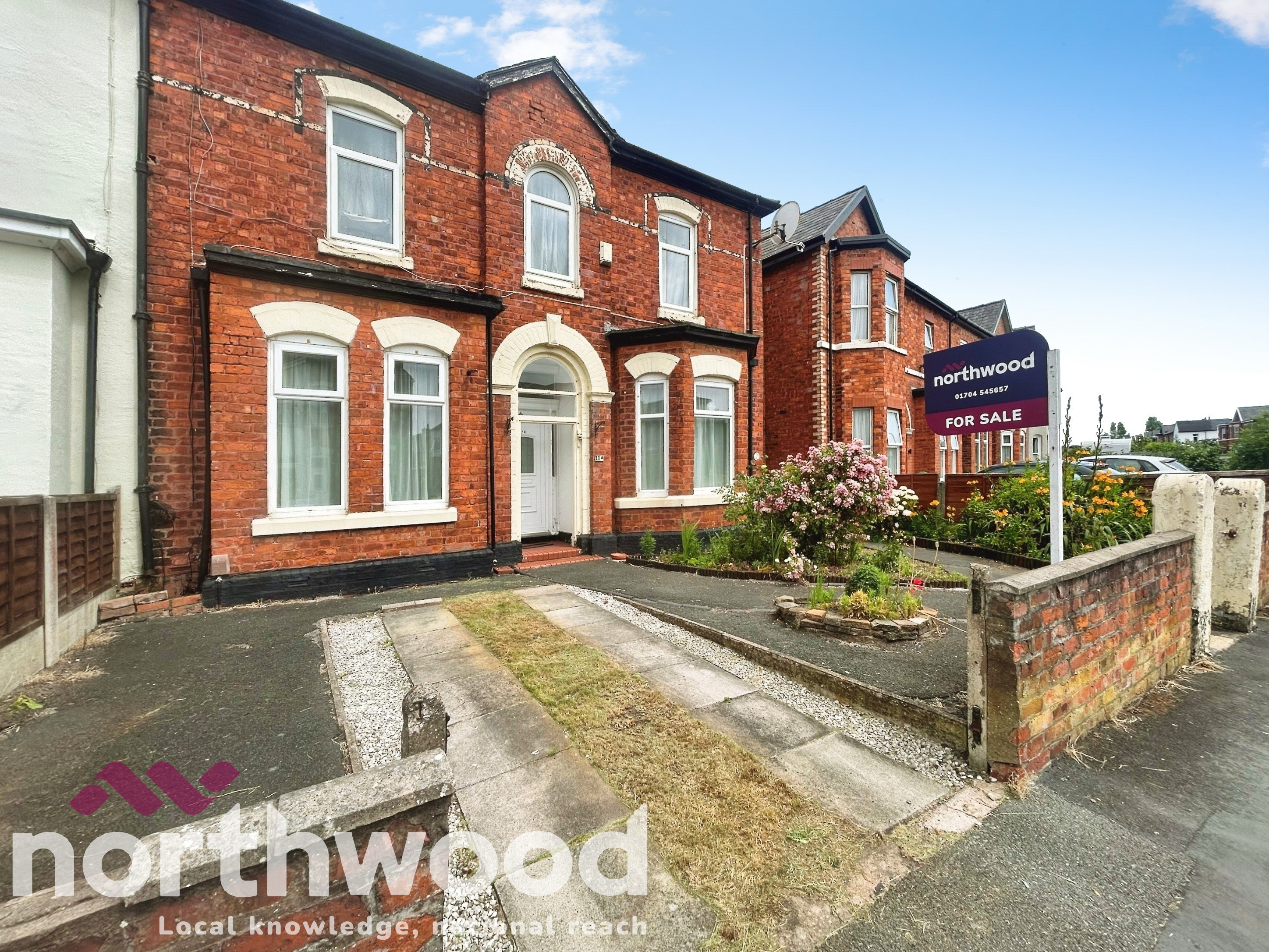 2 bedroom Flat For Sale