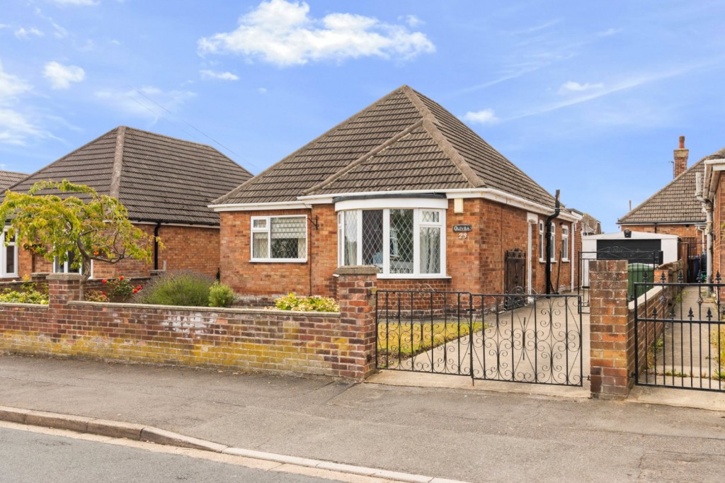 2 bedroom Detached bungalow For Sale
