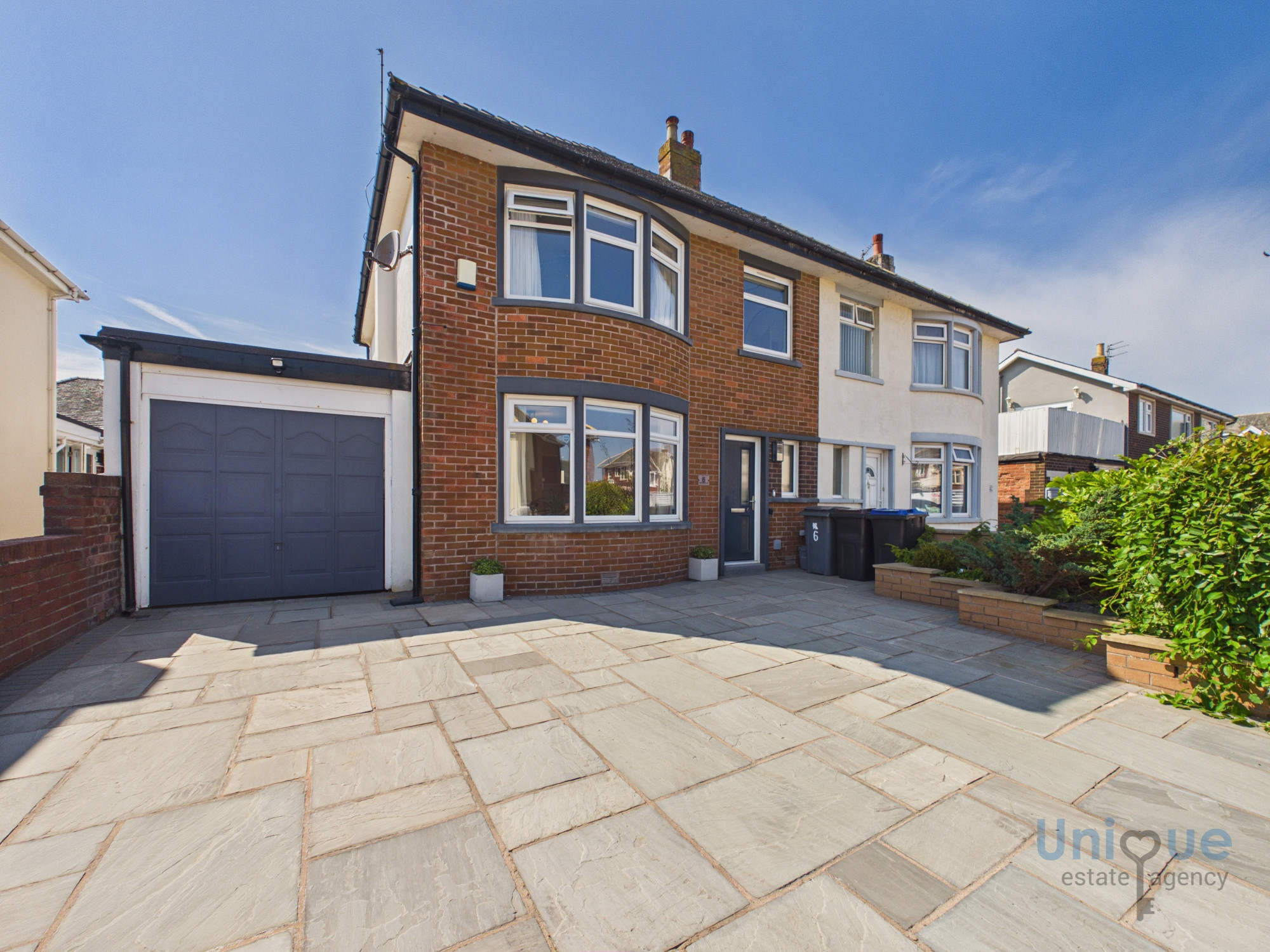 3 bedroom Semi-detached house Under Offer