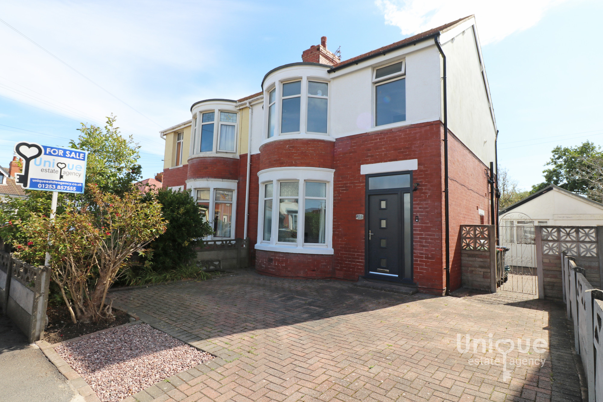 3 bedroom Semi-detached house For Sale