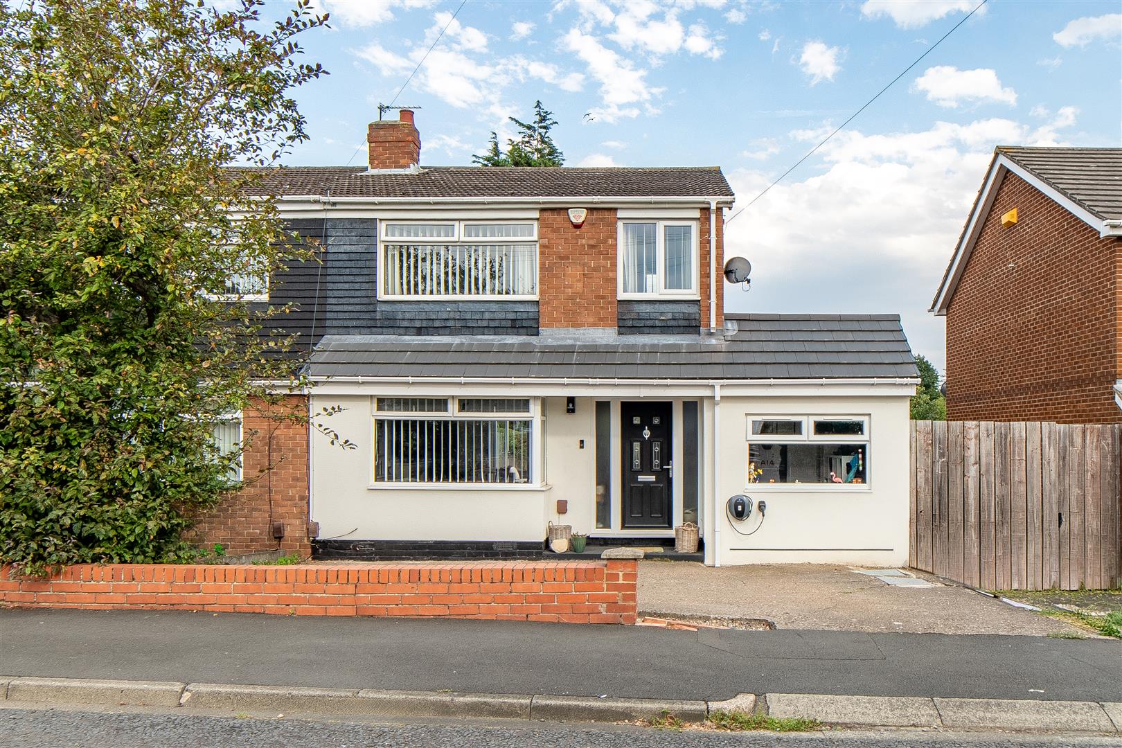 3 bedroom Semi-detached house Under Offer