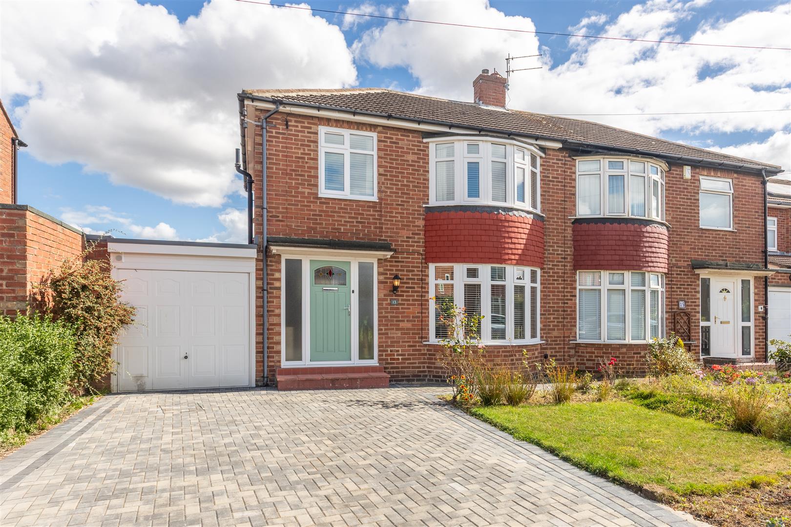 3 bedroom Semi-detached house Under Offer