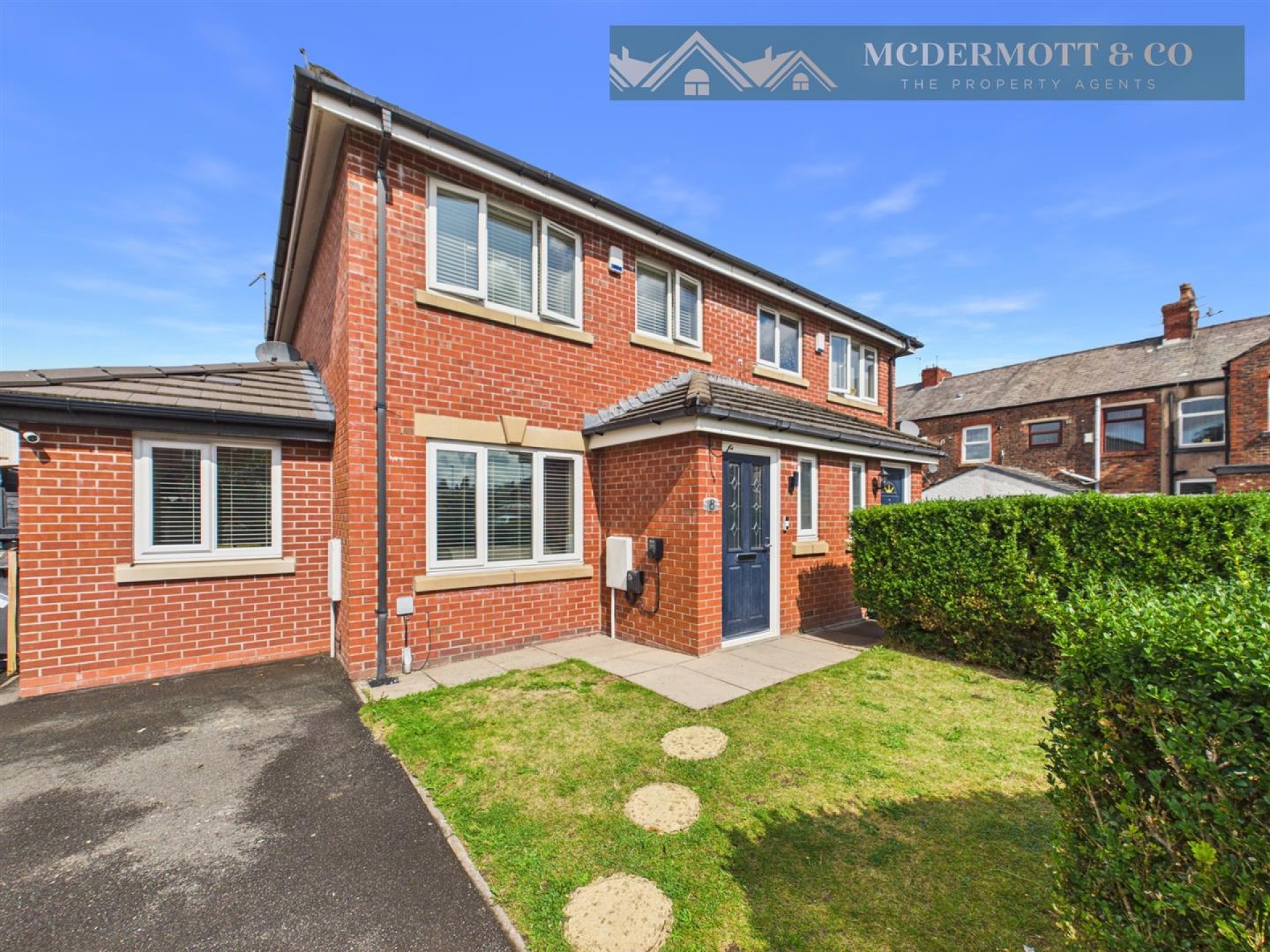 3 bedroom Semi-detached house Under Offer