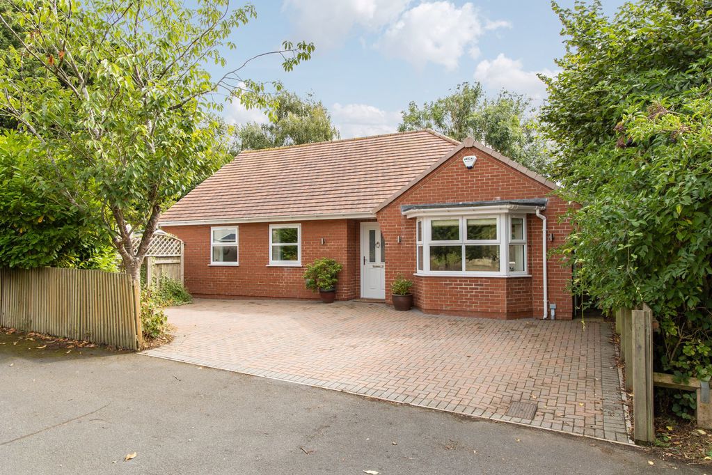 3 bedroom Detached bungalow Under Offer