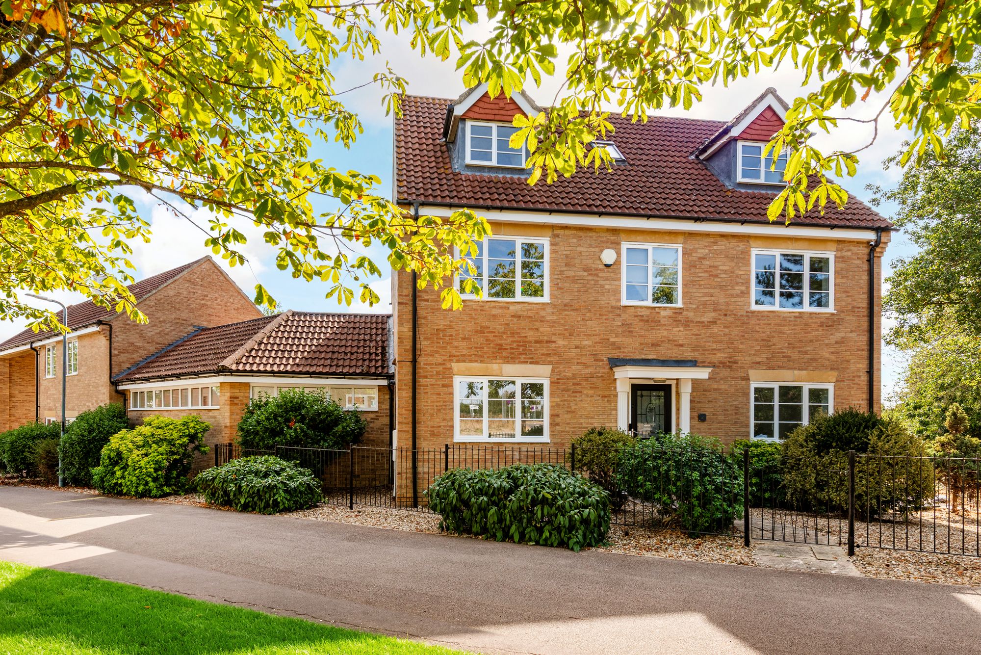 6 bedroom Detached house For Sale