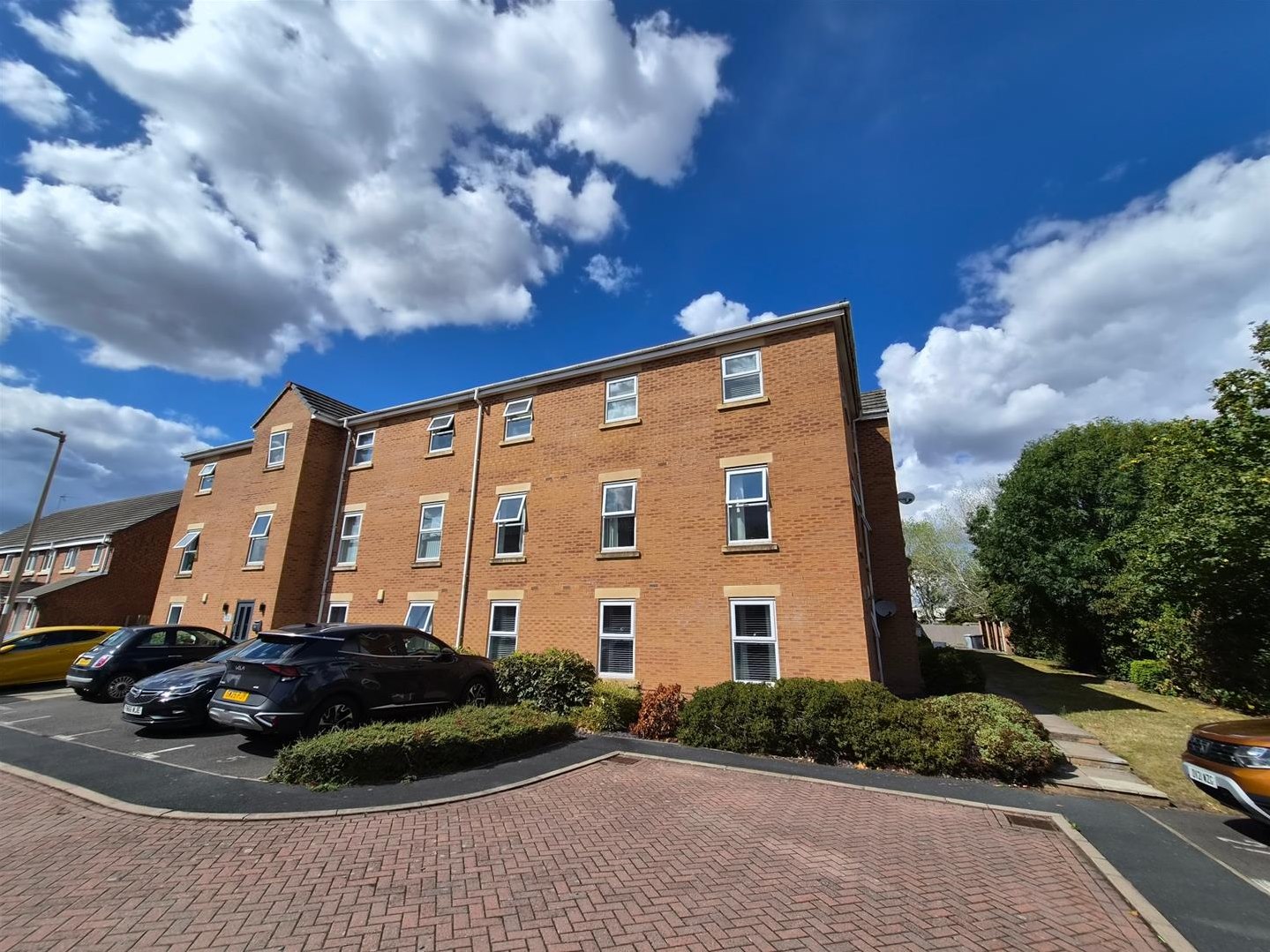2 bedroom Flat For Sale