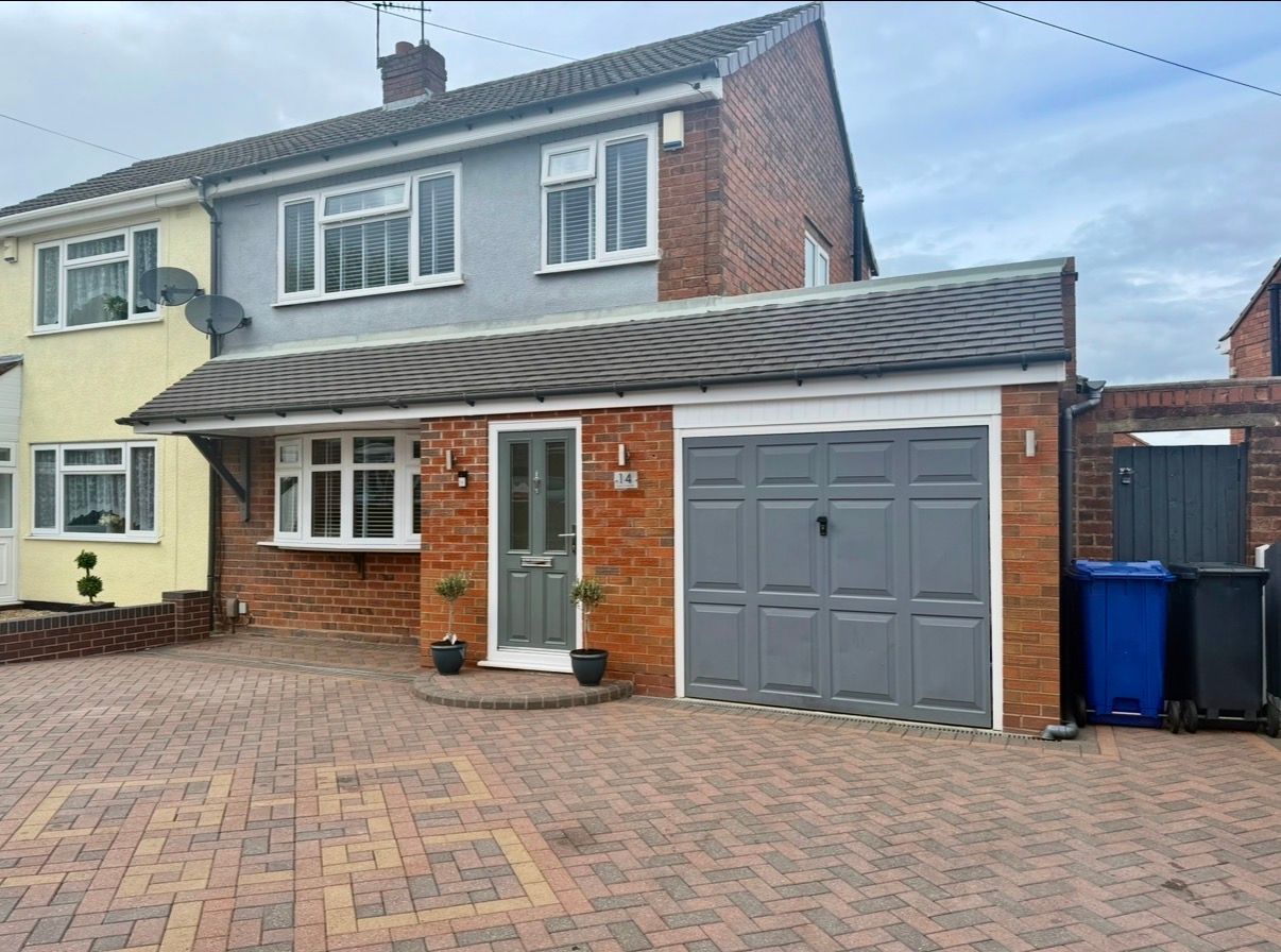 3 bedroom Semi-detached house Under Offer