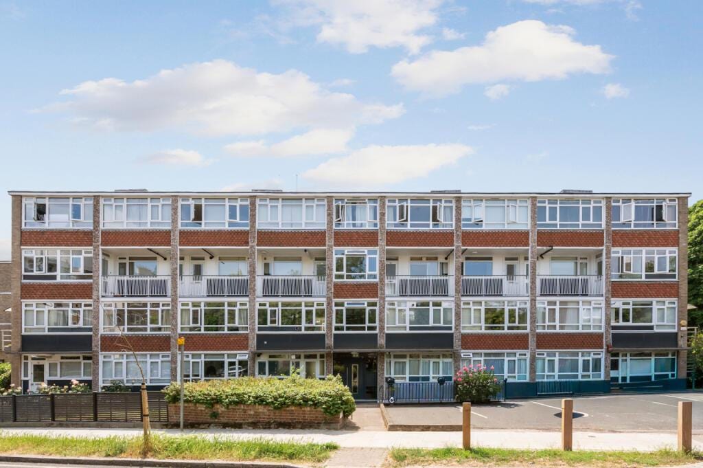 3 bedroom Flat For Sale