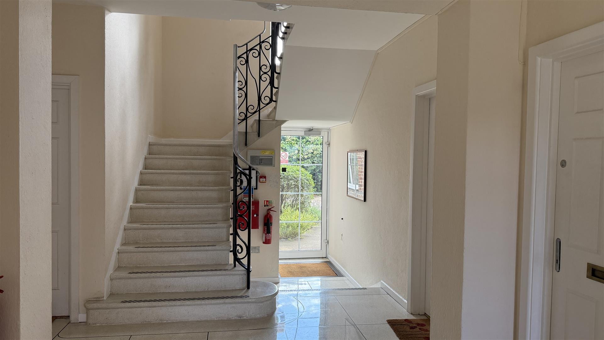 2 bedroom Flat To Let