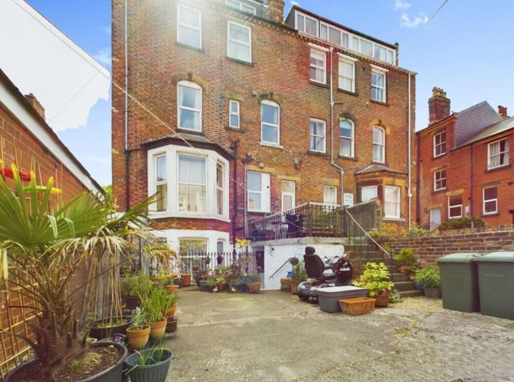 3 bedroom Flat For Sale