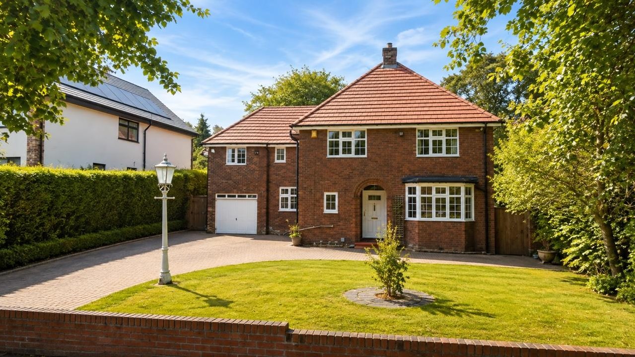 5 bedroom Detached house Under Offer