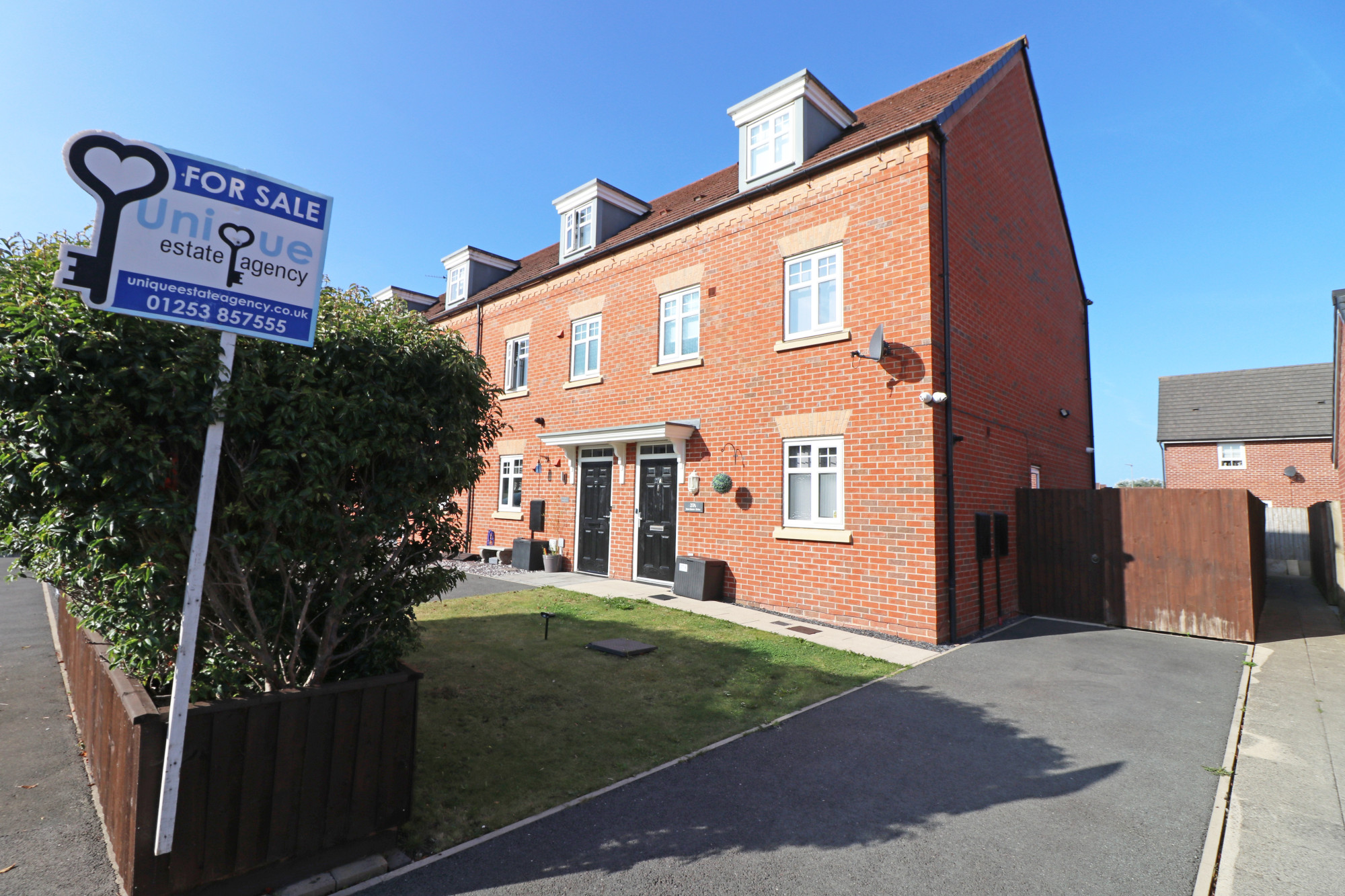 3 bedroom End of terrace house For Sale
