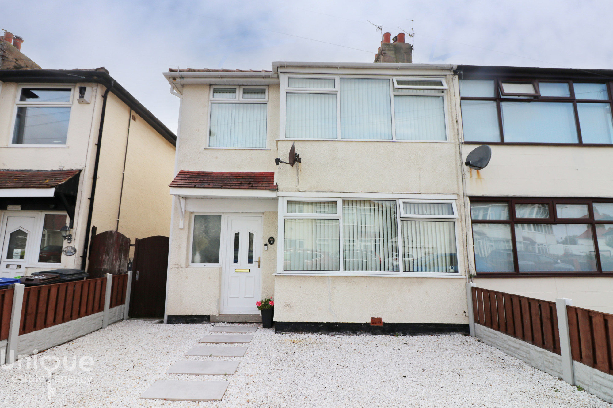 3 bedroom Semi-detached house Under Offer