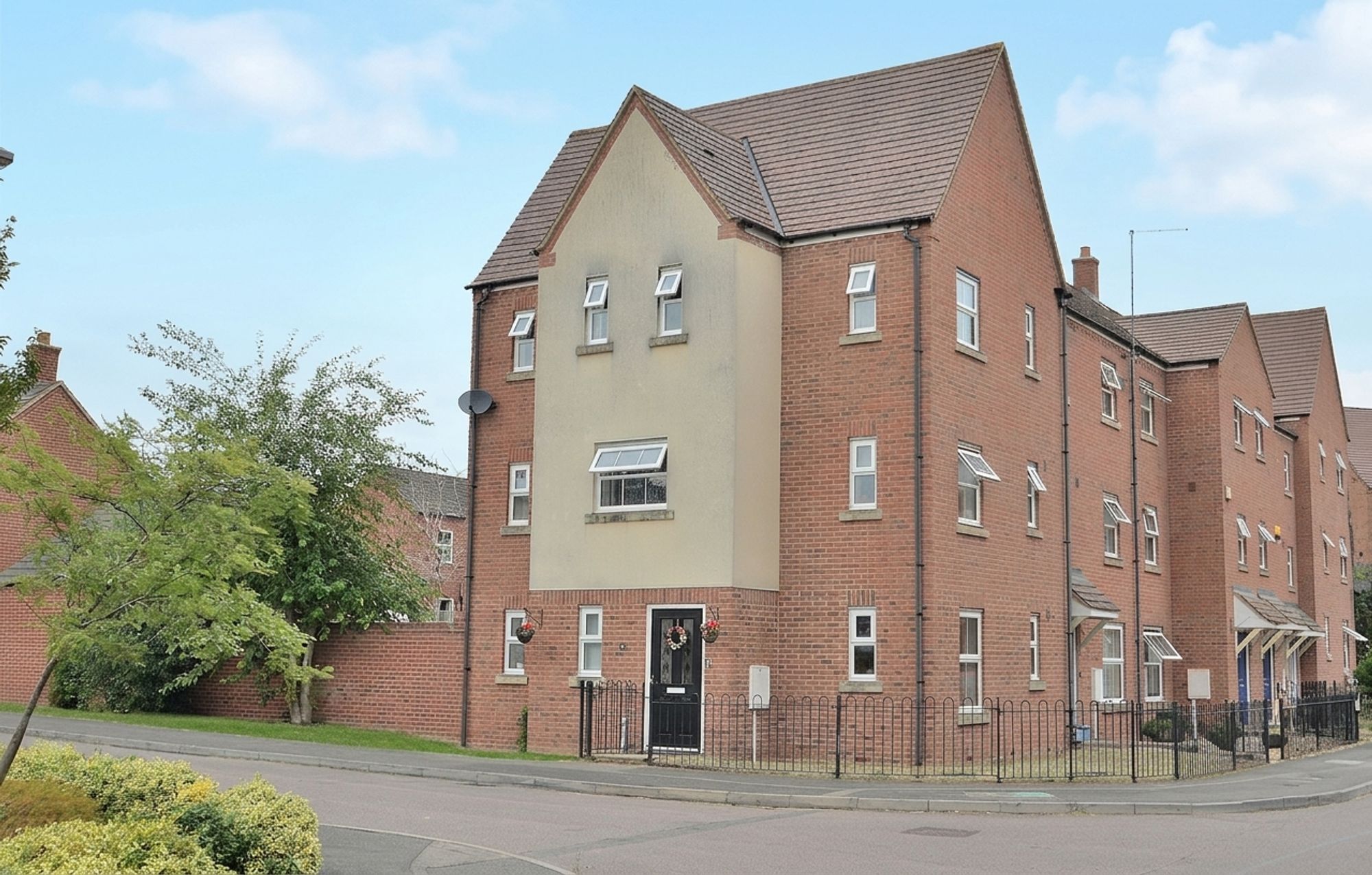4 bedroom End of terrace house For Sale
