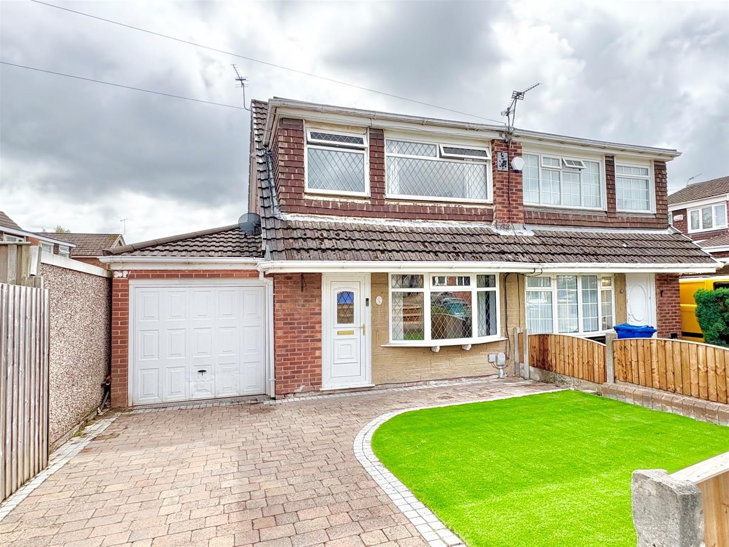 3 bedroom Semi-detached house For Sale