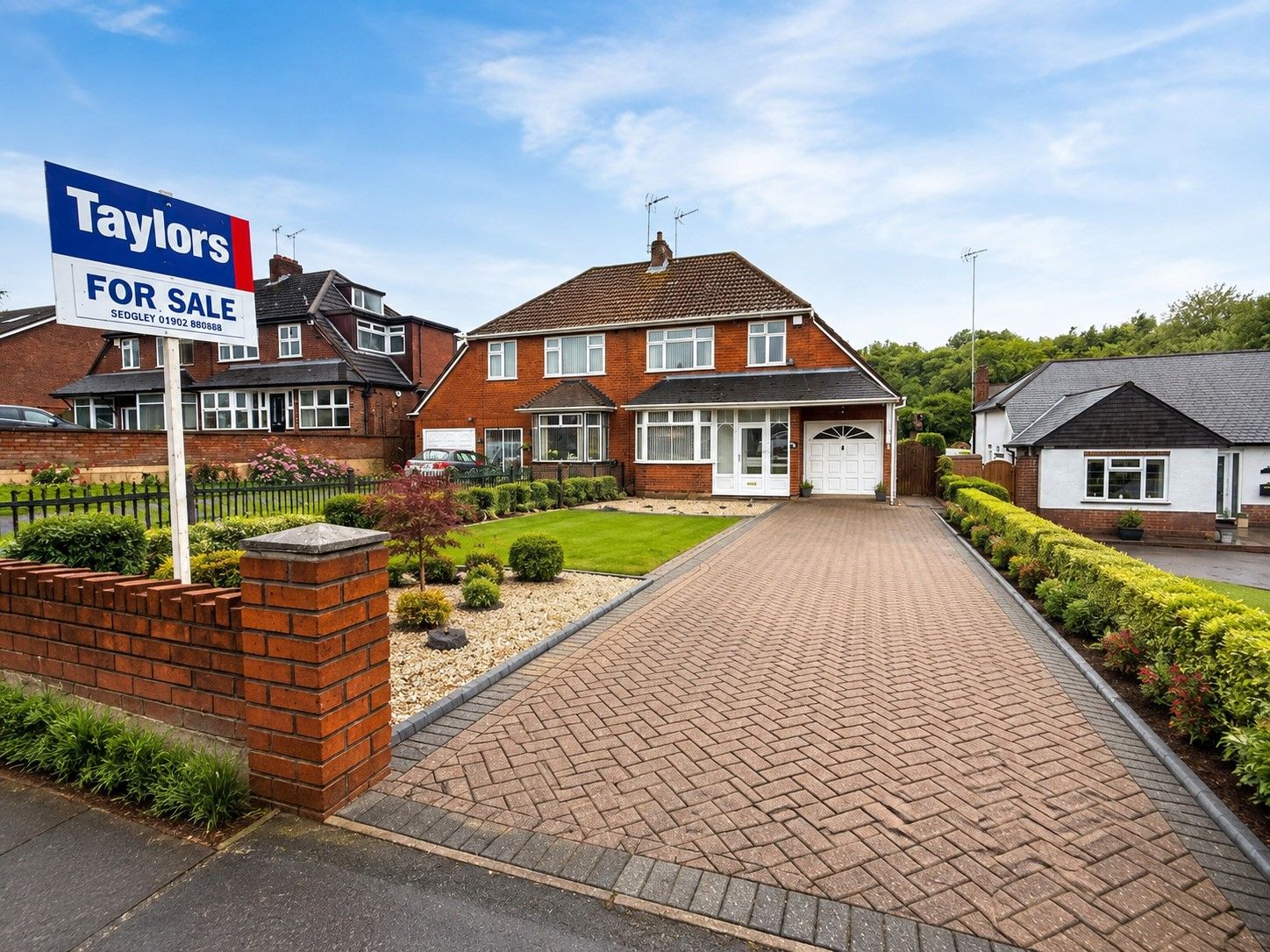 3 bedroom Semi-detached house Under Offer