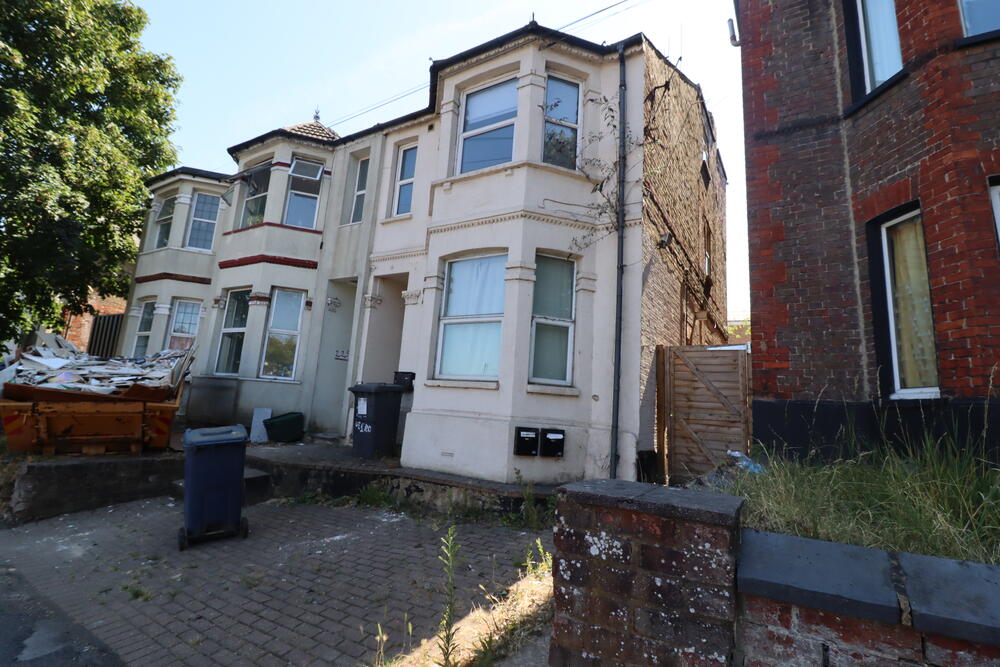  End of terrace house For Sale