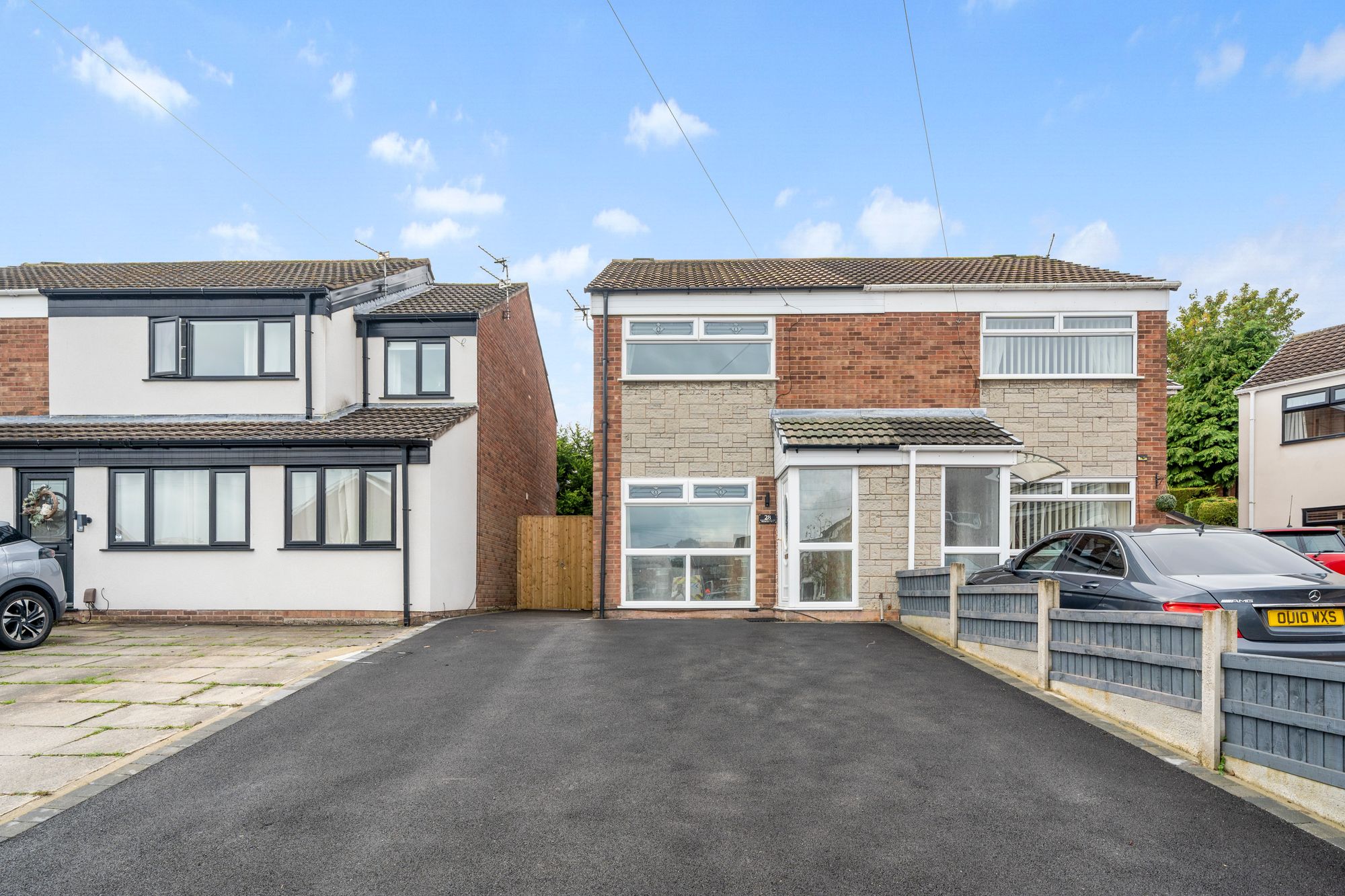 3 bedroom Semi-detached house Under Offer