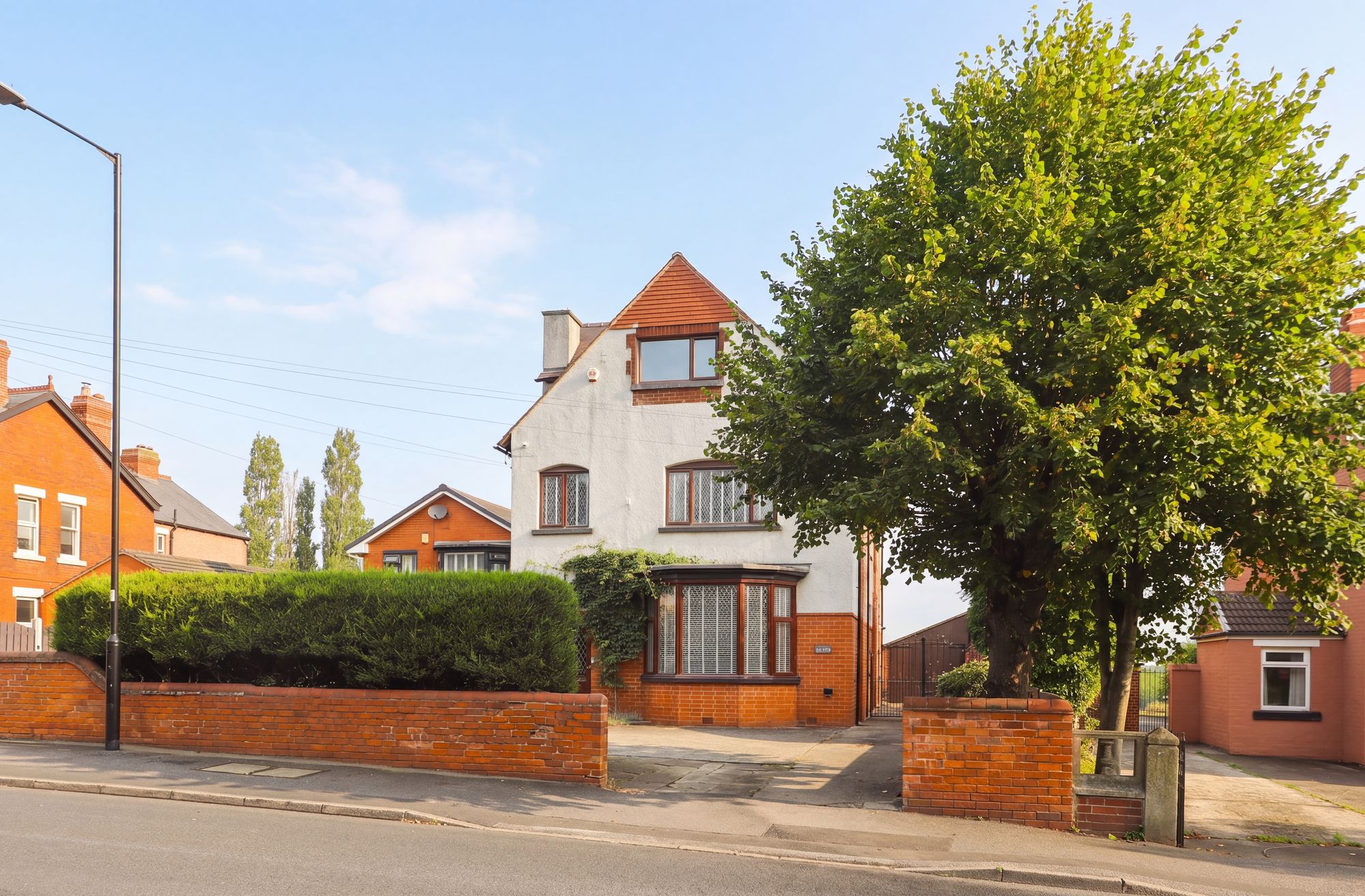 6 bedroom Detached house Under Offer