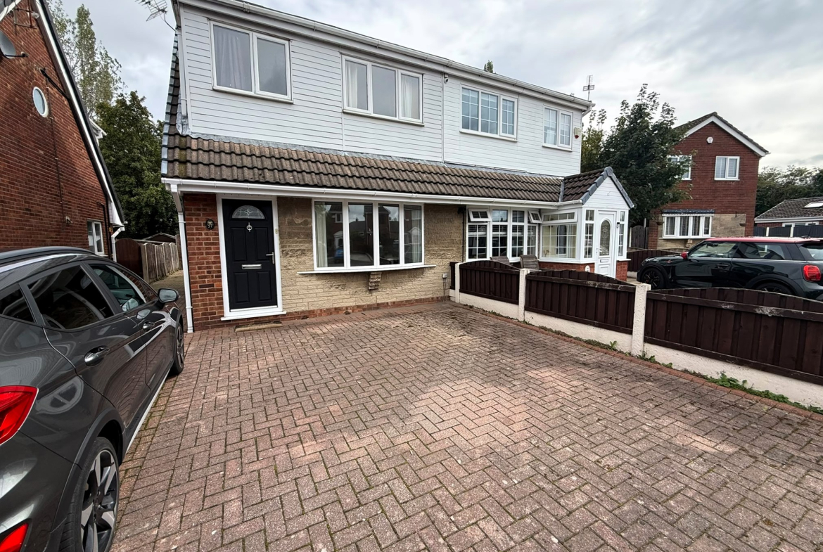 3 bedroom Semi-detached house For Sale