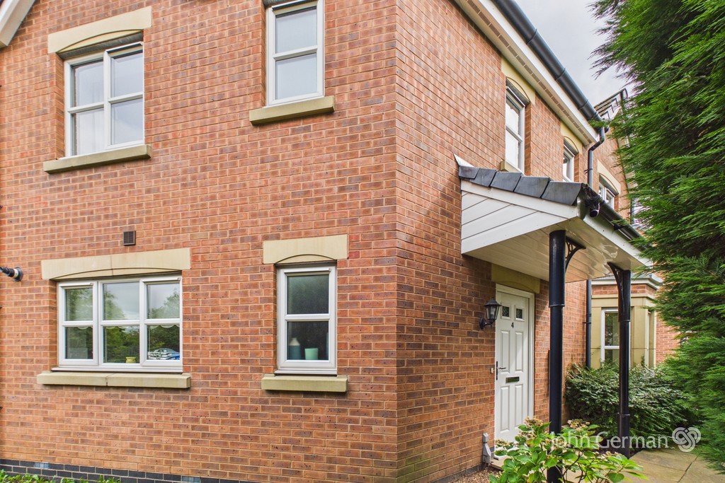 4 bedroom Semi-detached house For Sale