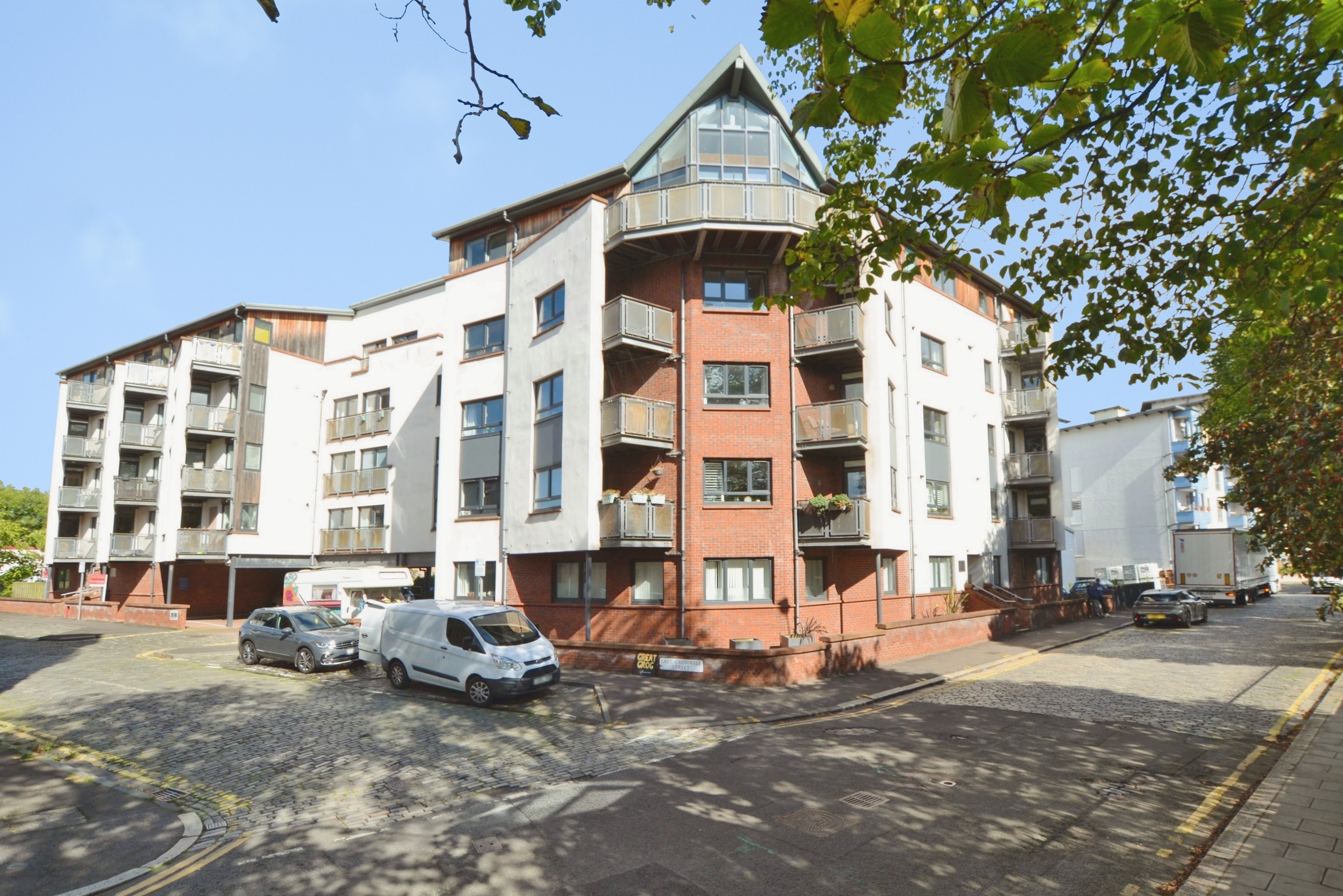 2 bedroom Flat To Let