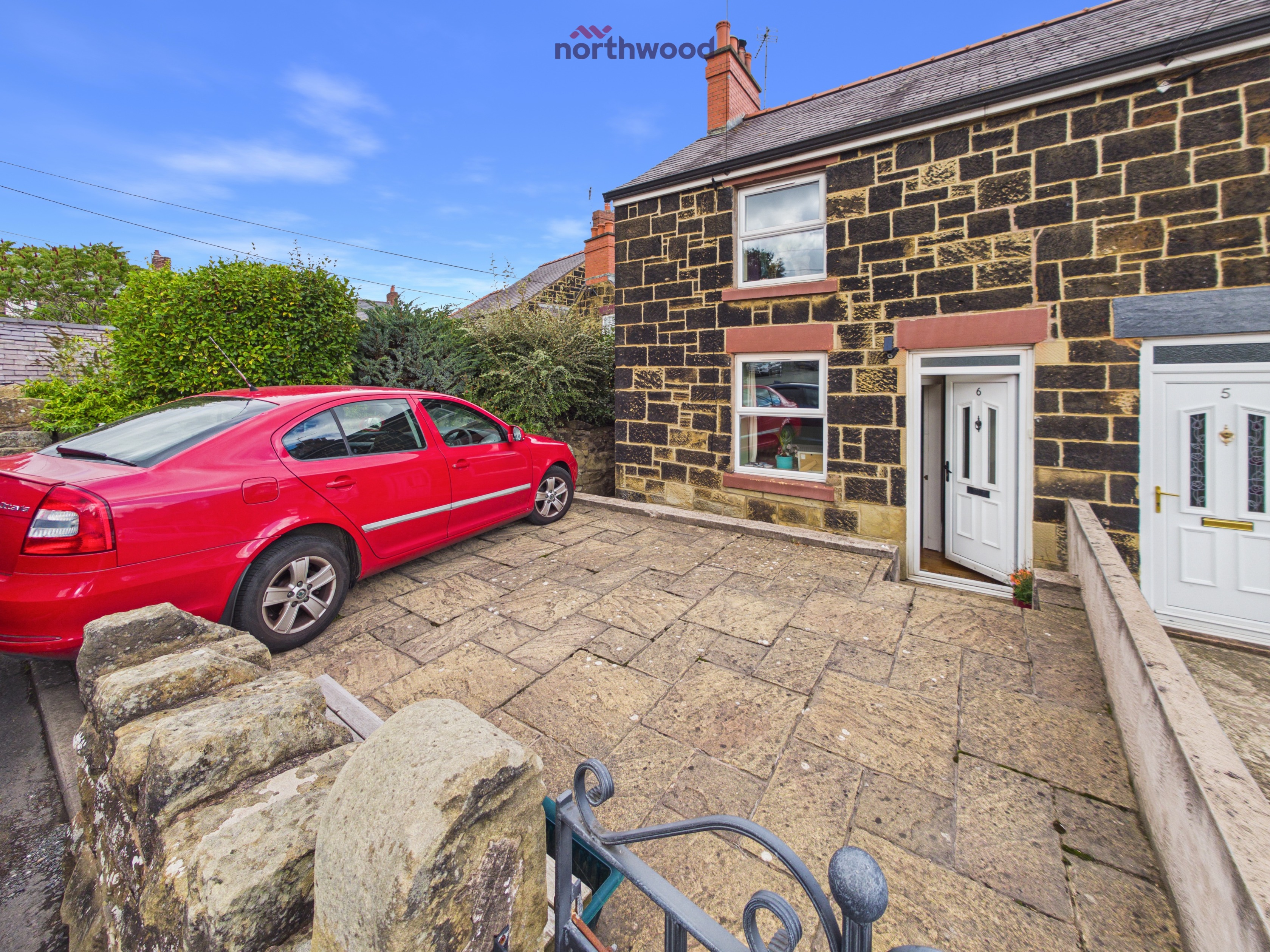 2 bedroom Semi-detached house Under Offer