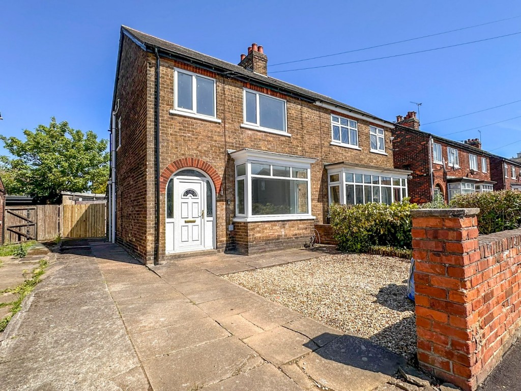 3 bedroom Semi-detached house Let