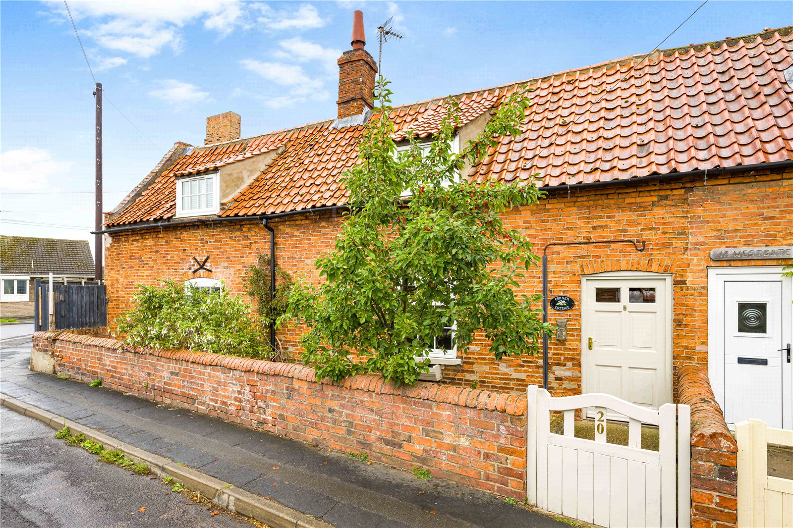 2 bedroom Semi-detached house Under Offer