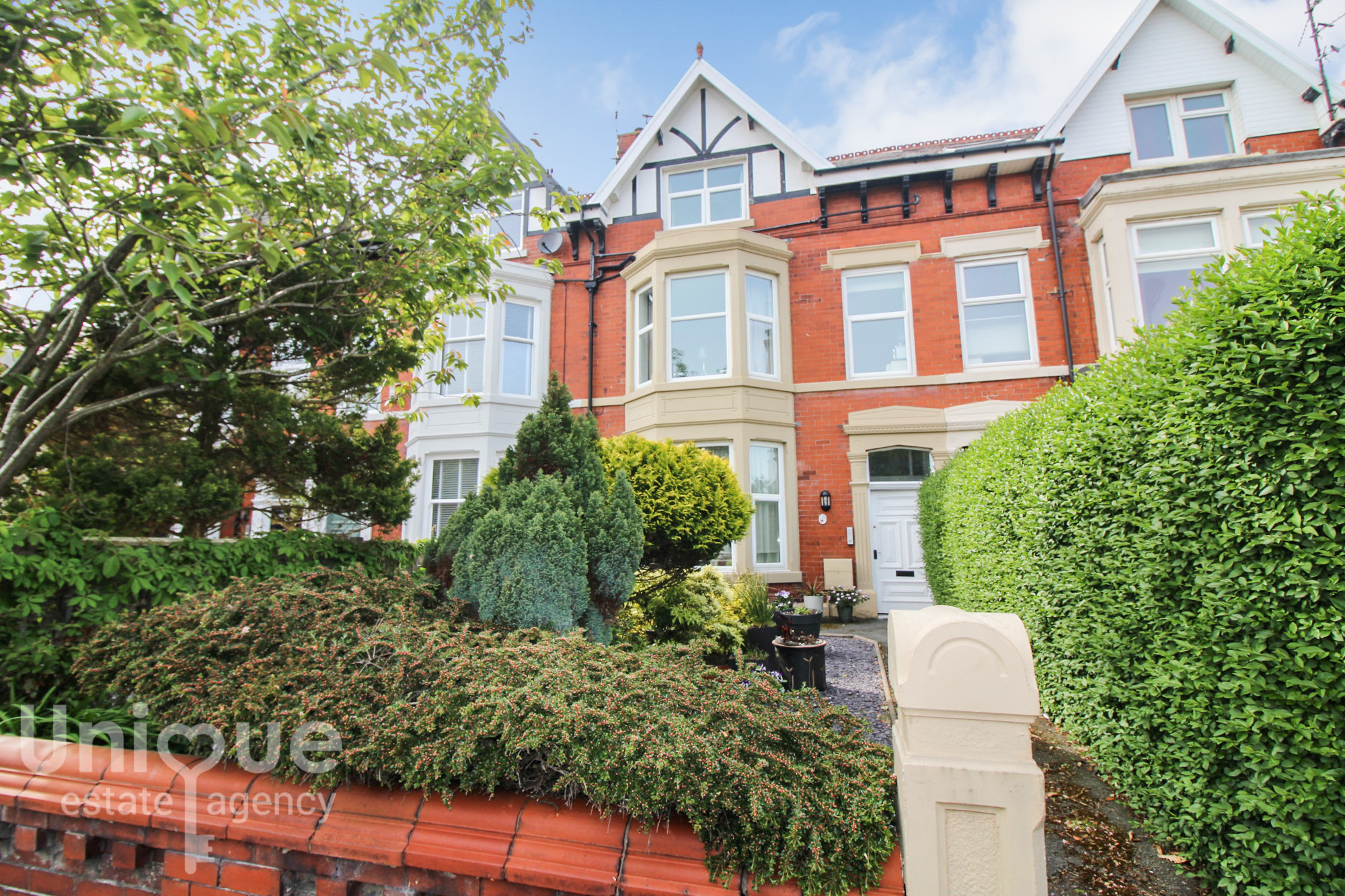 4 bedroom Semi-detached house Under Offer