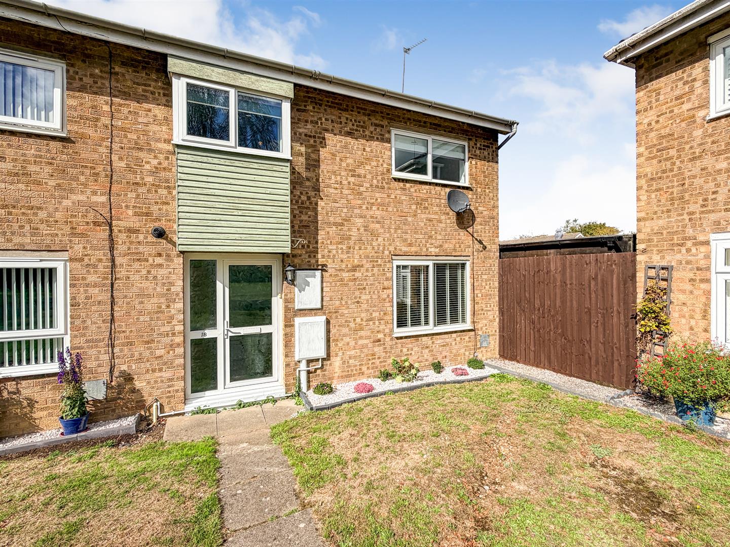 3 bedroom Semi-detached house Under Offer
