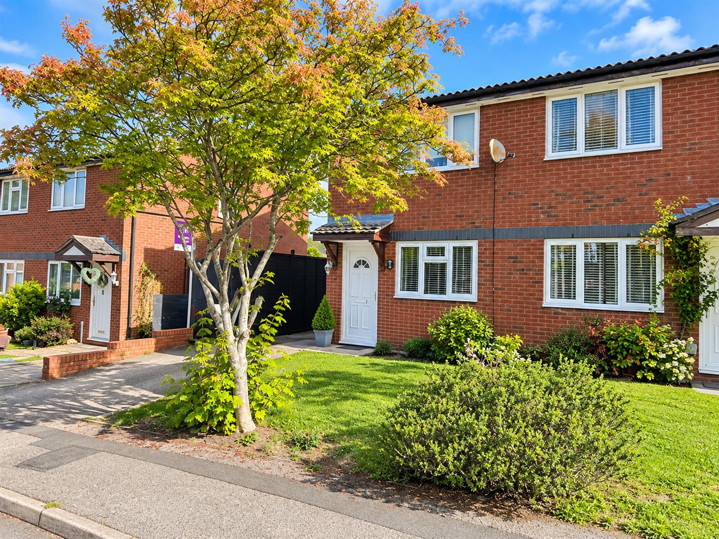 2 bedroom Semi-detached house Under Offer