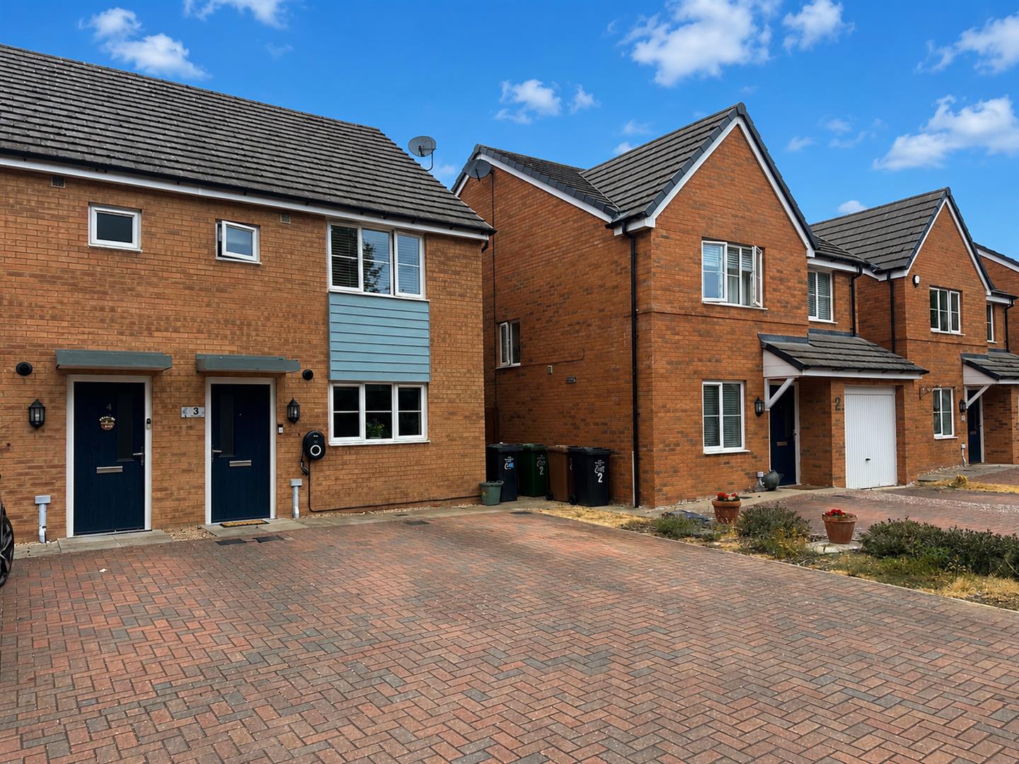 3 bedroom Semi-detached house Under Offer