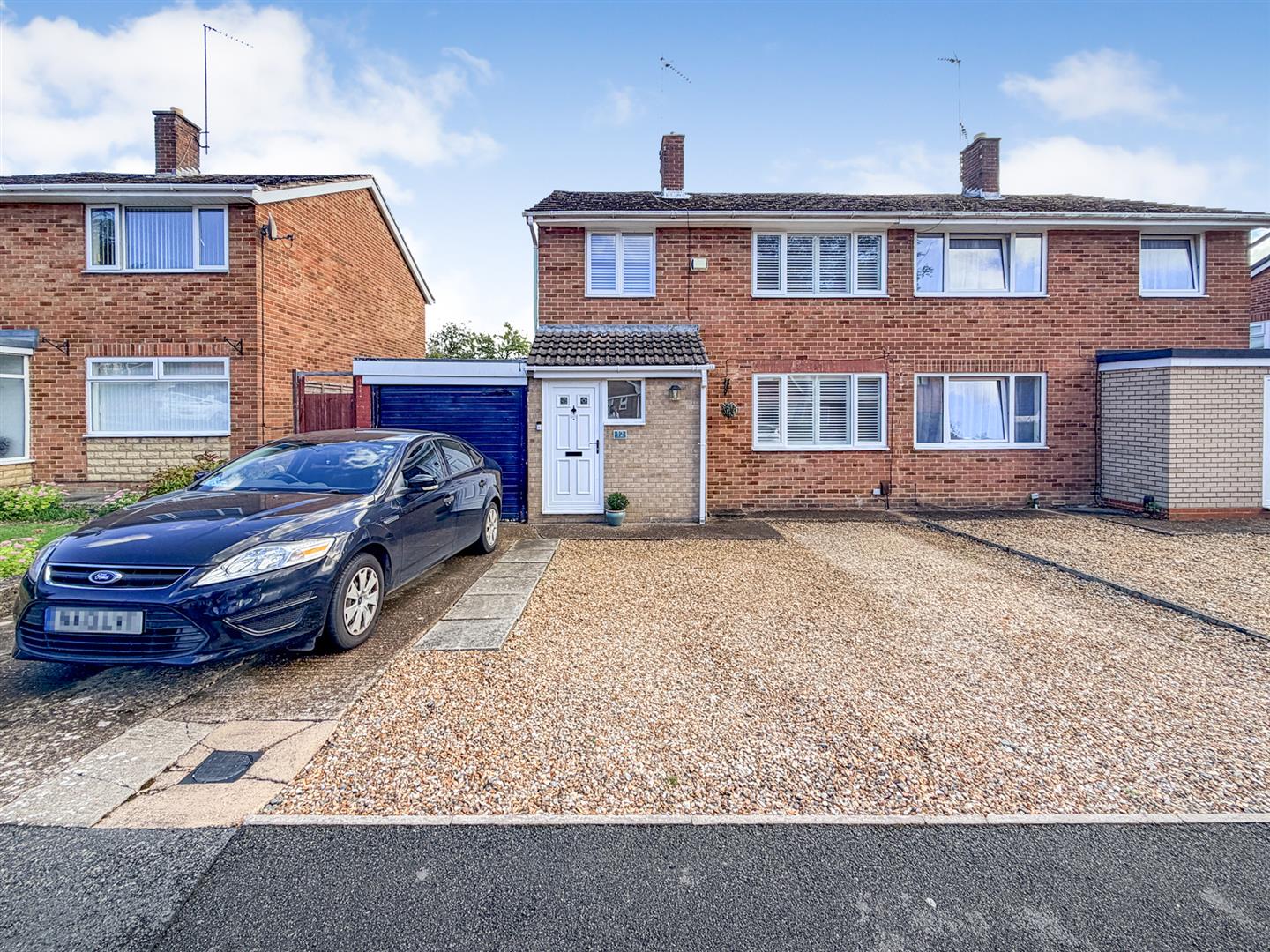 3 bedroom Semi-detached house Under Offer