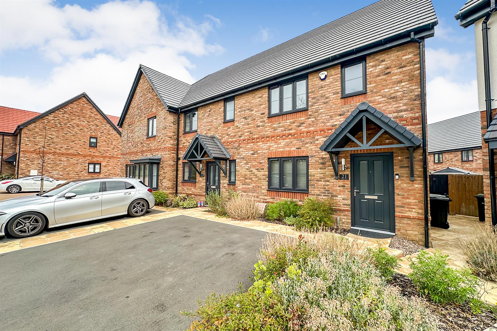 2 bedroom Semi-detached house Under Offer