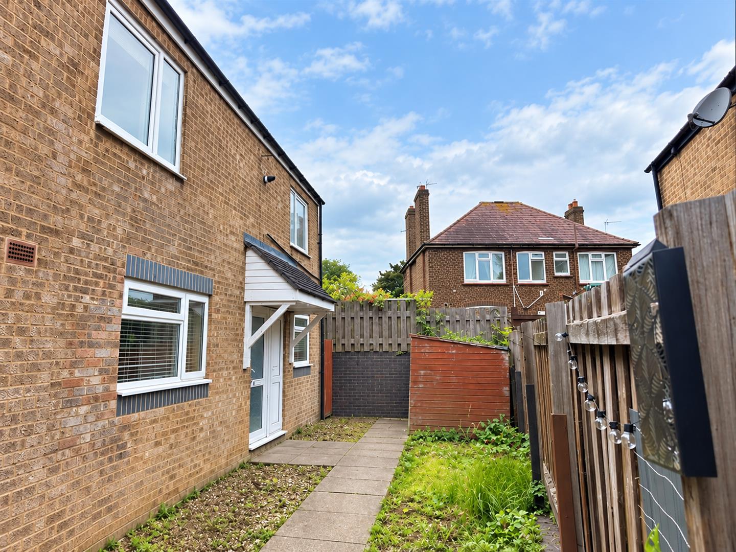 3 bedroom Semi-detached house Under Offer