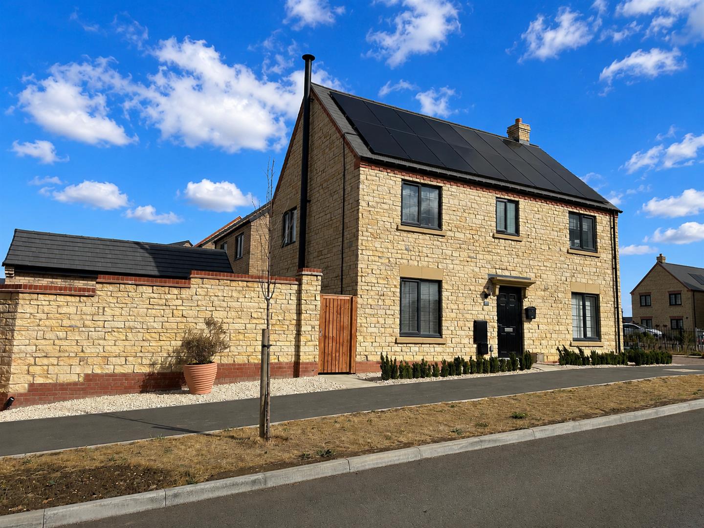 4 bedroom Detached house Under Offer