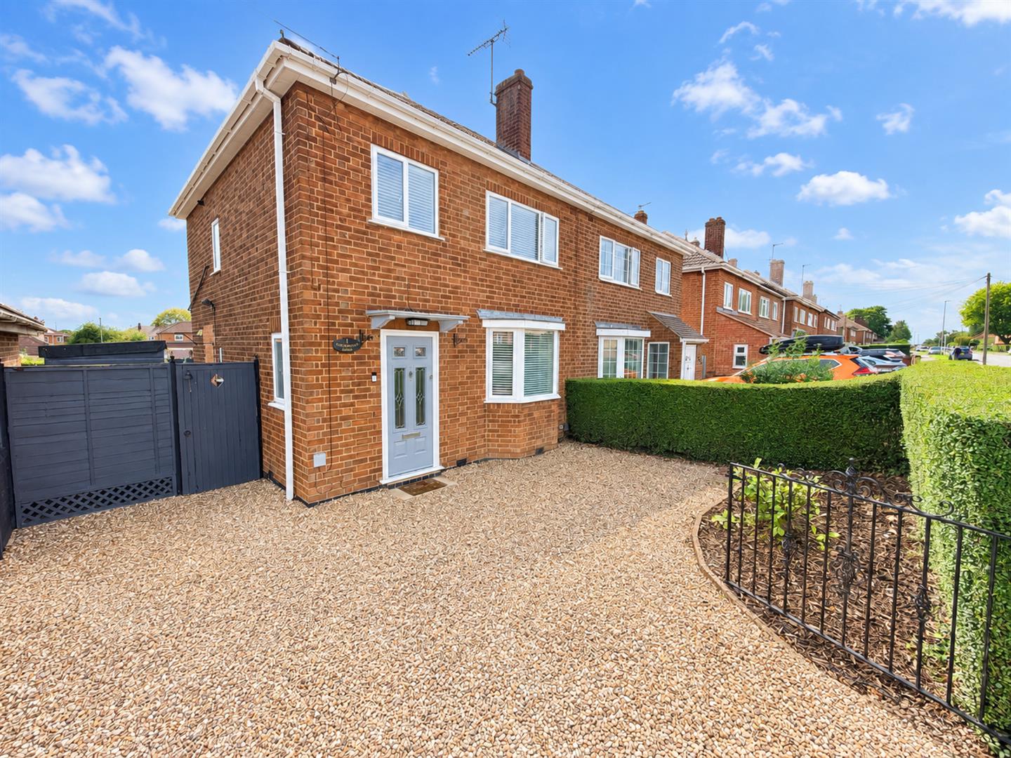3 bedroom Semi-detached house Under Offer
