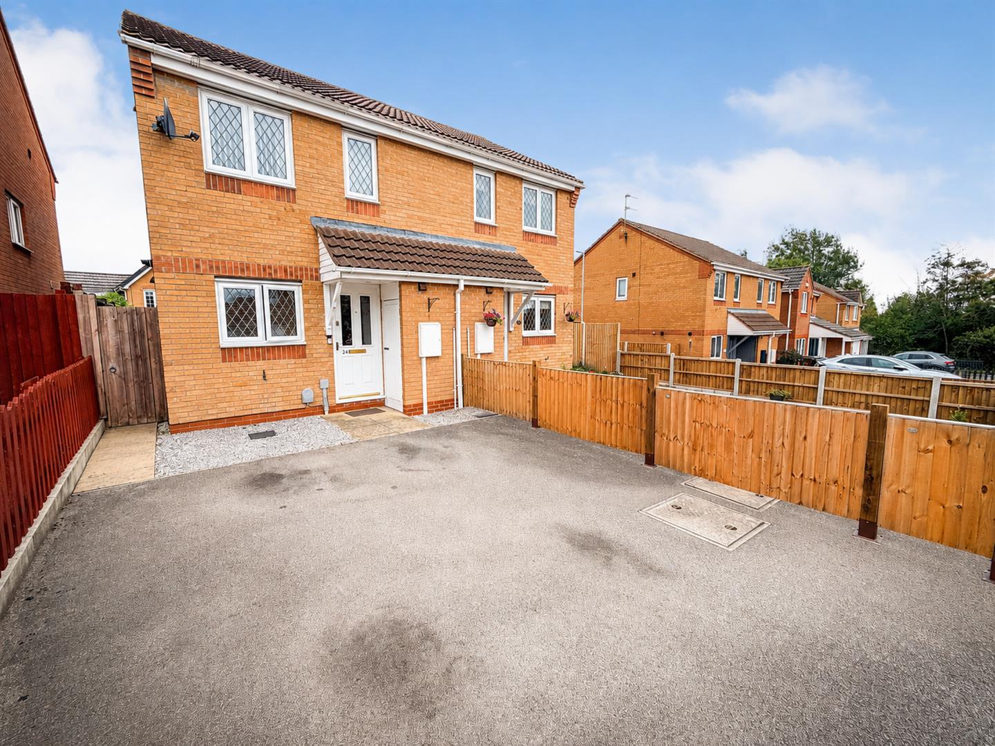 2 bedroom Semi-detached house Under Offer