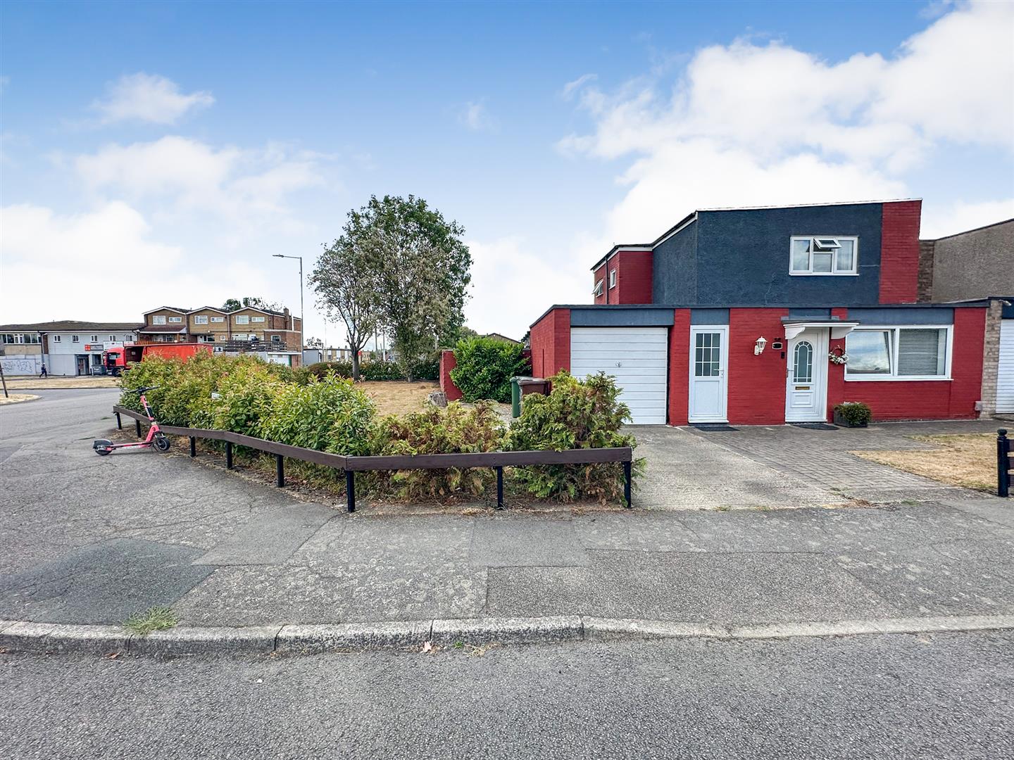2 bedroom Link detached house For Sale