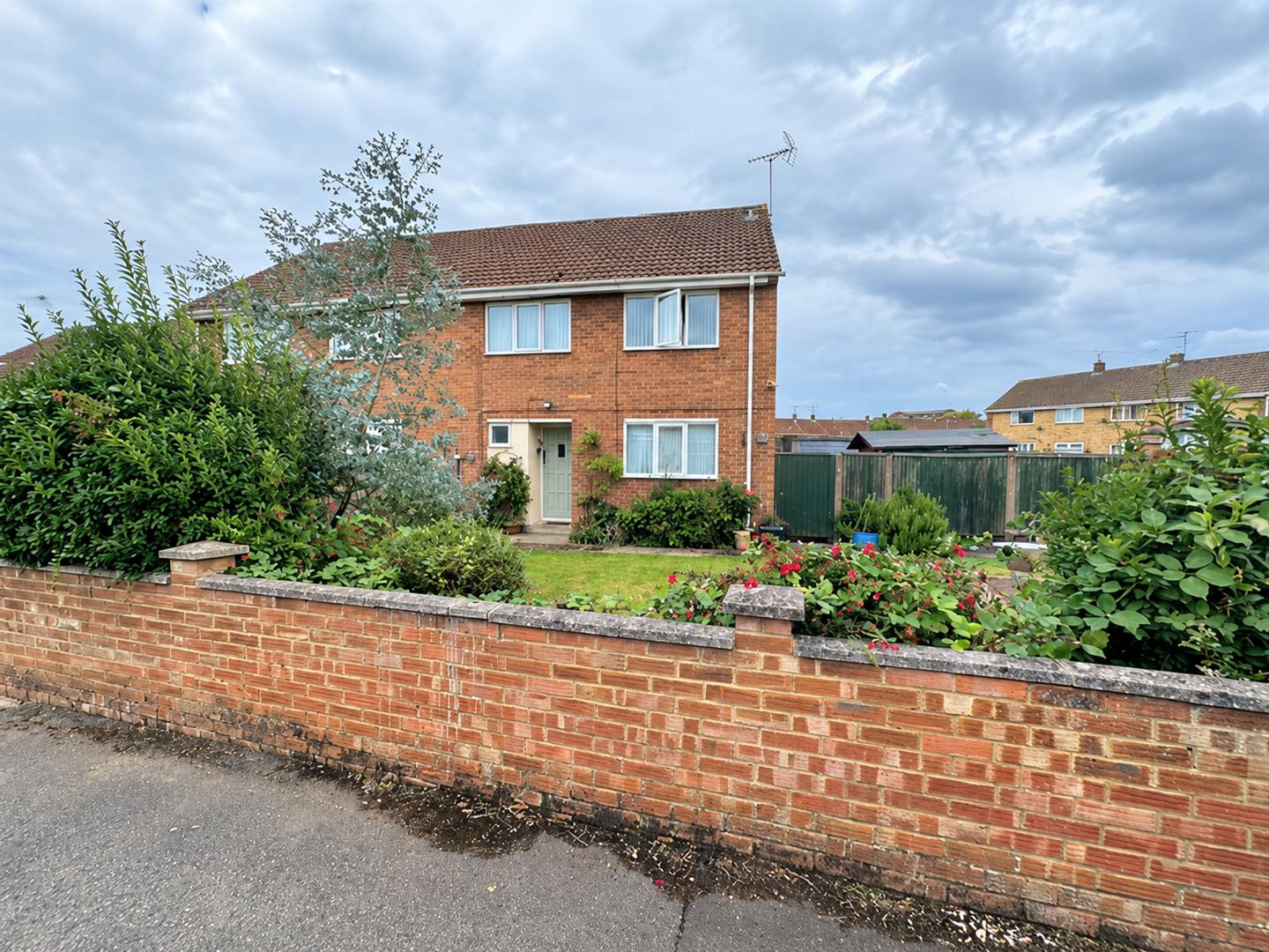 4 bedroom Semi-detached house Under Offer