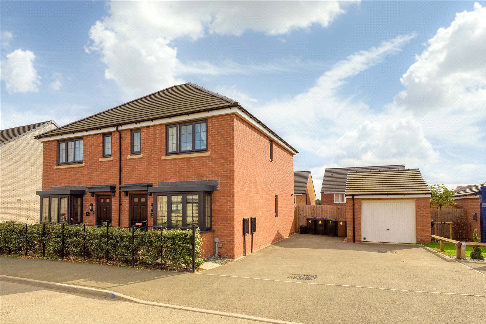 3 bedroom Semi-detached house Under Offer