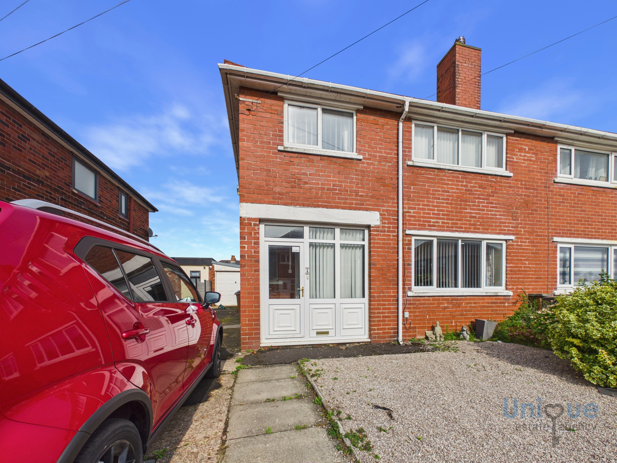 3 bedroom Semi-detached house Under Offer