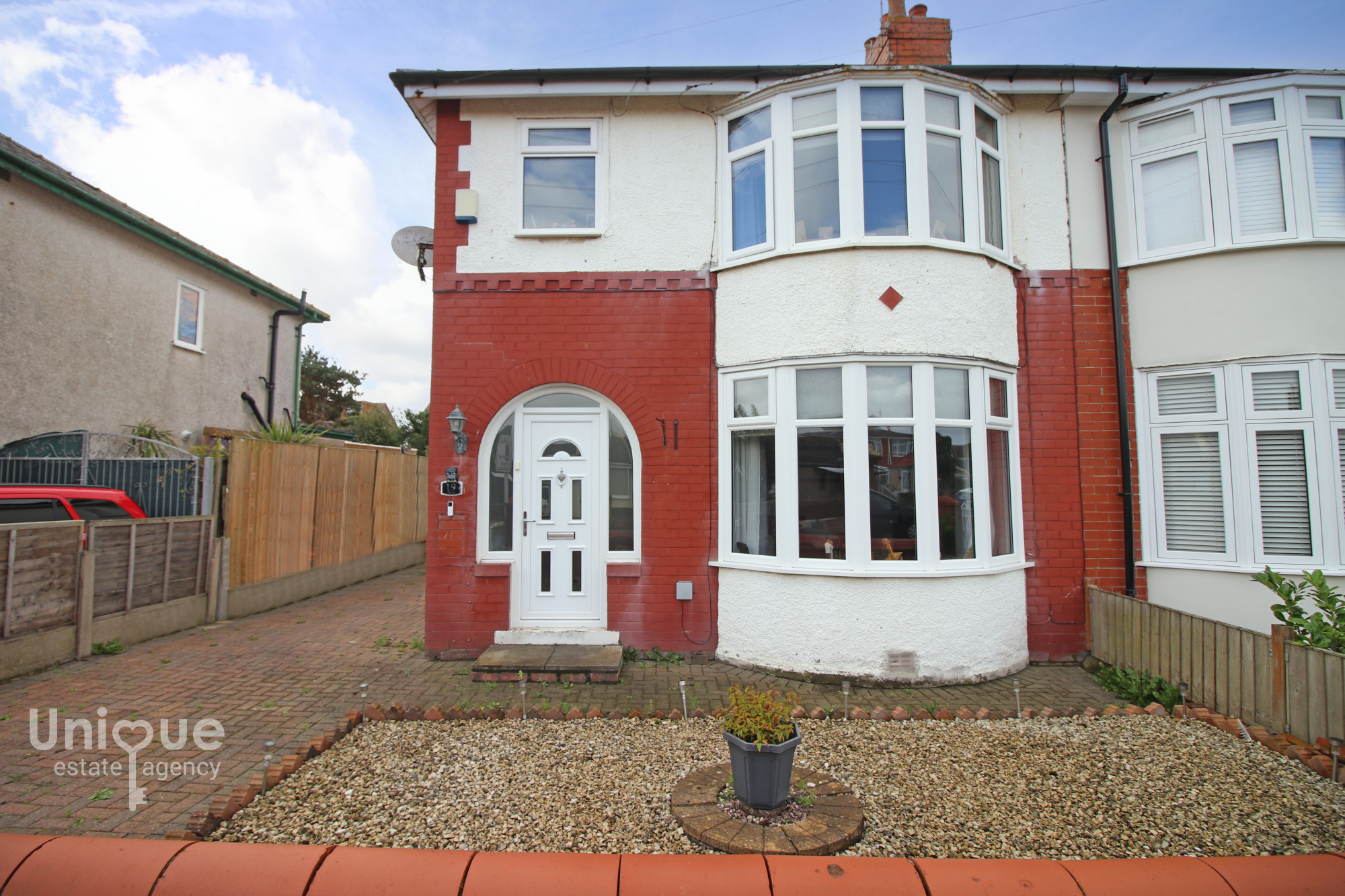 3 bedroom Semi-detached house Under Offer