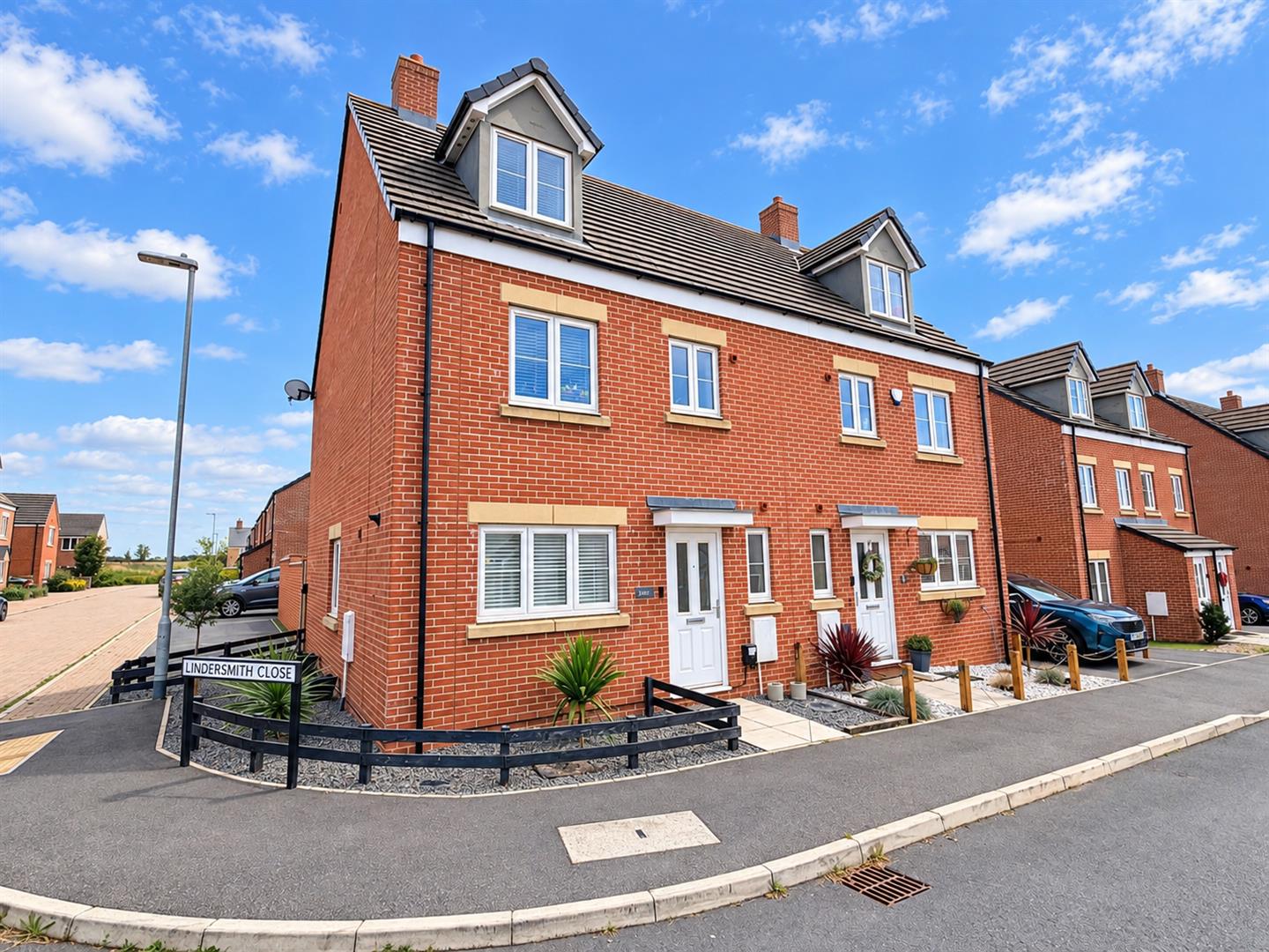 4 bedroom Semi-detached house Under Offer