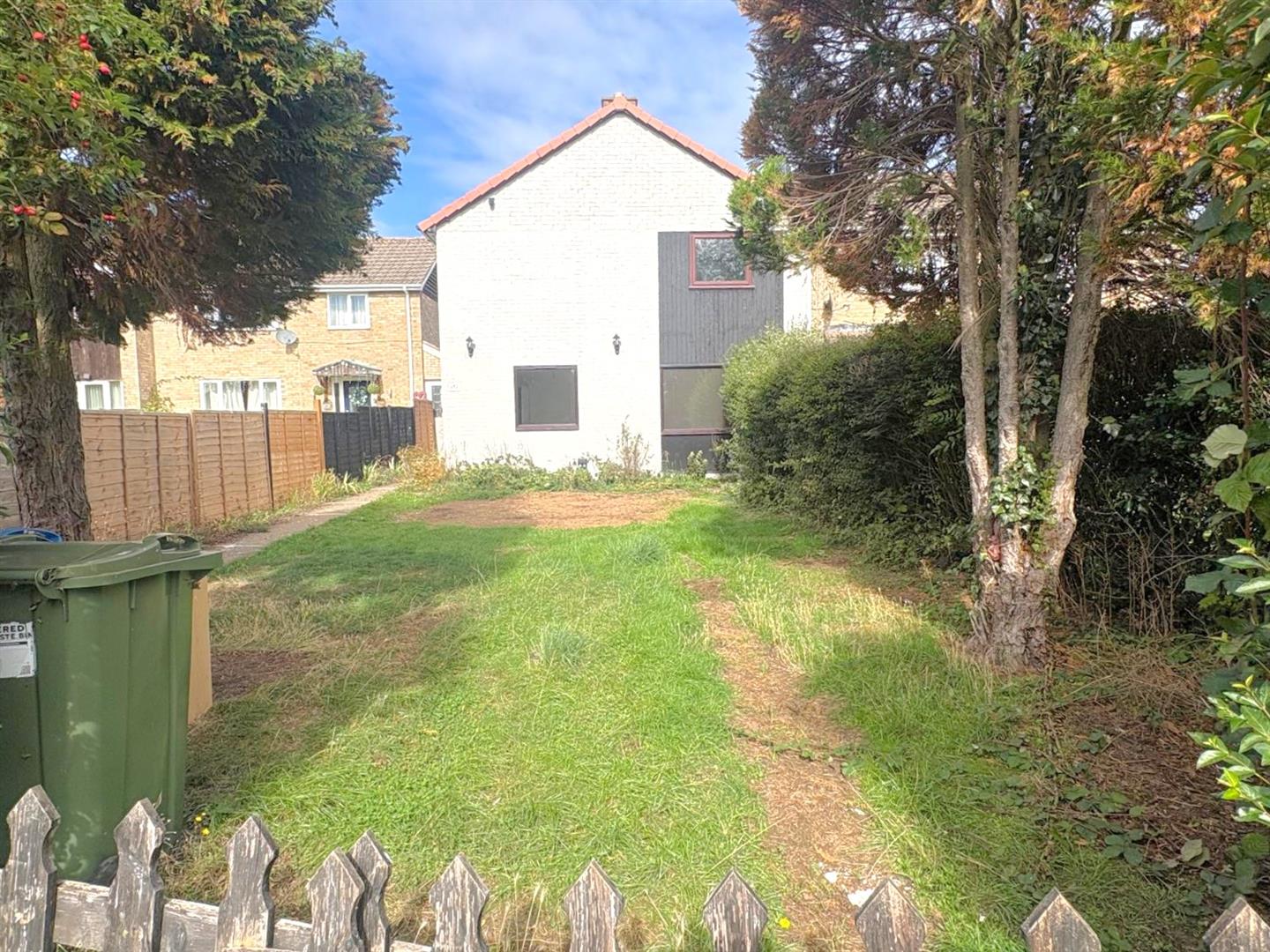 4 bedroom Semi-detached house To Let