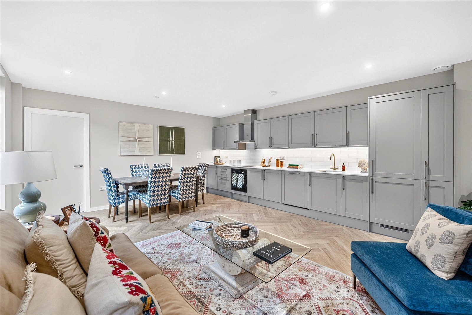 3 bedroom Flat For Sale