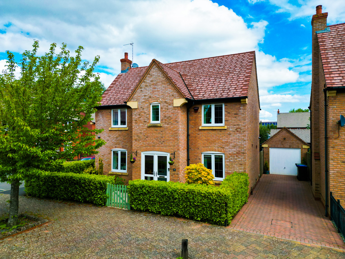 3 bedroom Detached house For Sale