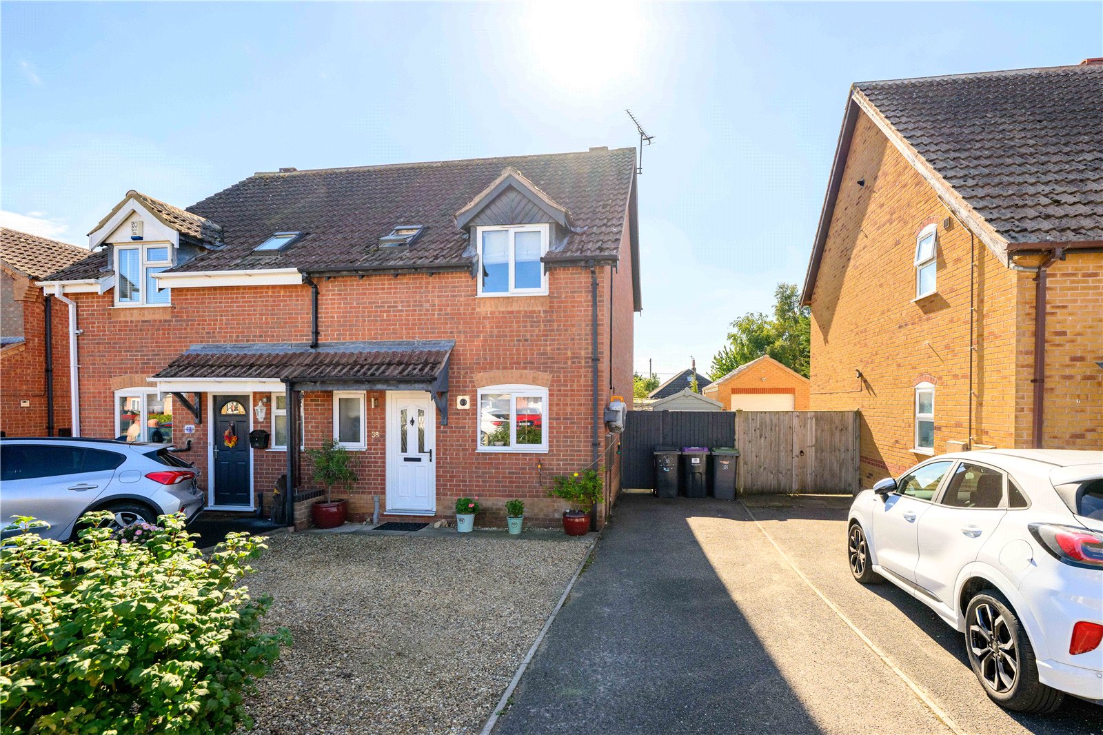 3 bedroom Semi-detached house Under Offer